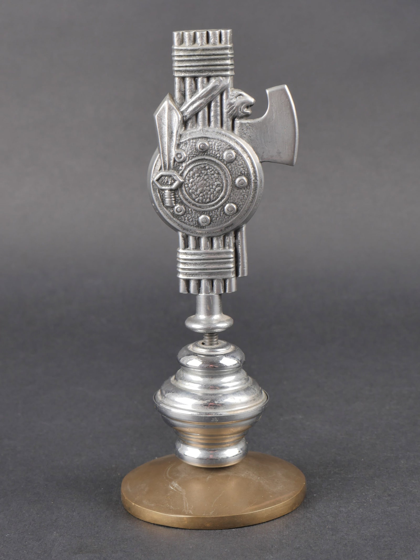 Faisceau des GIL. GIL Fasces Insignia: Faisceau des GIL. Modele pour bureau. En metal. La base est partiellement devisse, une partie est probablement manquante. Support en laiton. Hauteur 19,5 cm. A noter une certaine usure et patine de la