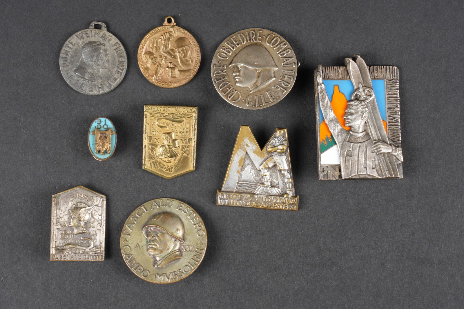 Insignes des GIL . GIL Insignia.: Insignes des GIL. Neuf insignes en metal. Divers modeles et fabrications. Les attaches sont completes. A noter une certaine usure et patine des pieces. Etat II+. GIL Insignia Set Nine metal insignia,