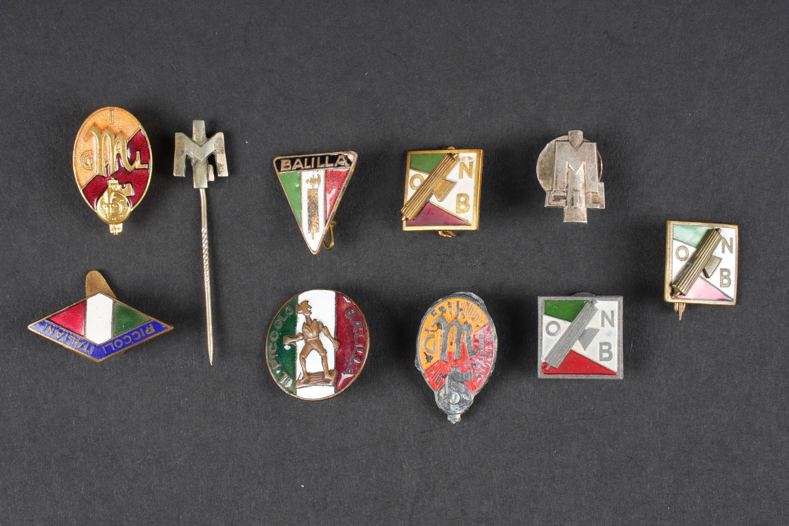 Insignes de la jeunesse fasciste. Fascist Youth Insignia: Insignes des Jeunesses fasciste, GIL et ONB. Comprenant un insigne emaille, Balilla, attache complete mais ressoudee. Un insigne en metal emaille ONB, attache complete, sans marquages. Un insigne emai