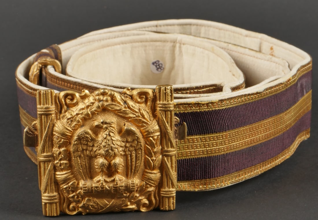 Ceinturon cadre PNF. Italian PNF belt.: Ceinturon de cadre du PNF. Ceinturon en cuir blanc recouvert dun galon or et marron. Boucle en metal dore, complete. Deux passants de ceinturon sont presents. A noter une certaine usure et patine de l