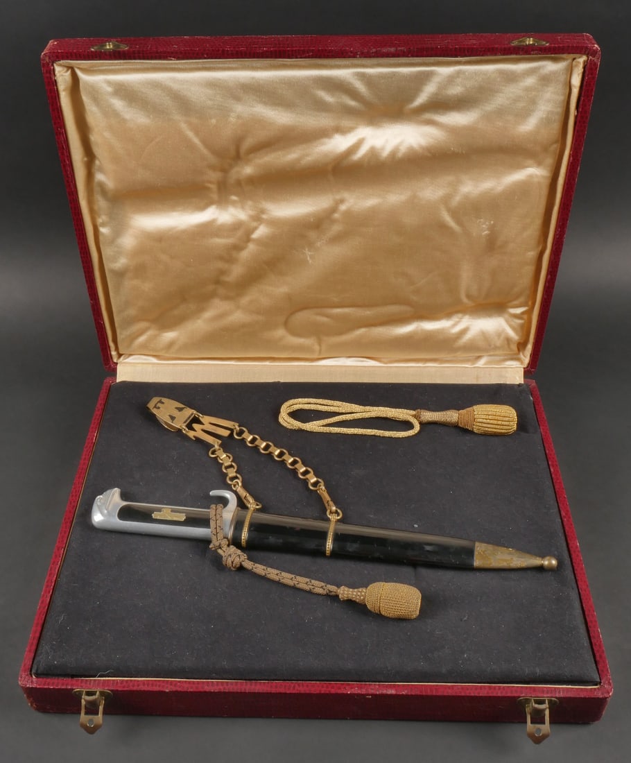 Coffret de luxe de presentation d’une dague modele 37. Luxury Presentation Case for Model 37: Coffret de luxe de presentation d une dague modele 37. Tres beau coffret en simili cuir rouge. Beau faisceau fasciste en metal couleur or fixe sur le couvercle. Les crochets de fermeture sont complets