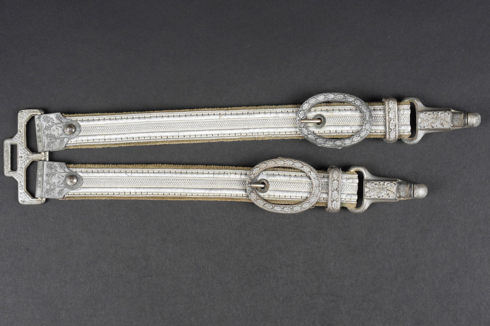 Belieres de dague. German dagger hangers.: Belieres de dague. Modele dit de luxe. Toutes les garnitures metalliques sont ornees de feuilles de chene. Les mousquetons sont fonctionnels. Fabrication DRGM. A noter une certaine usure et patine de