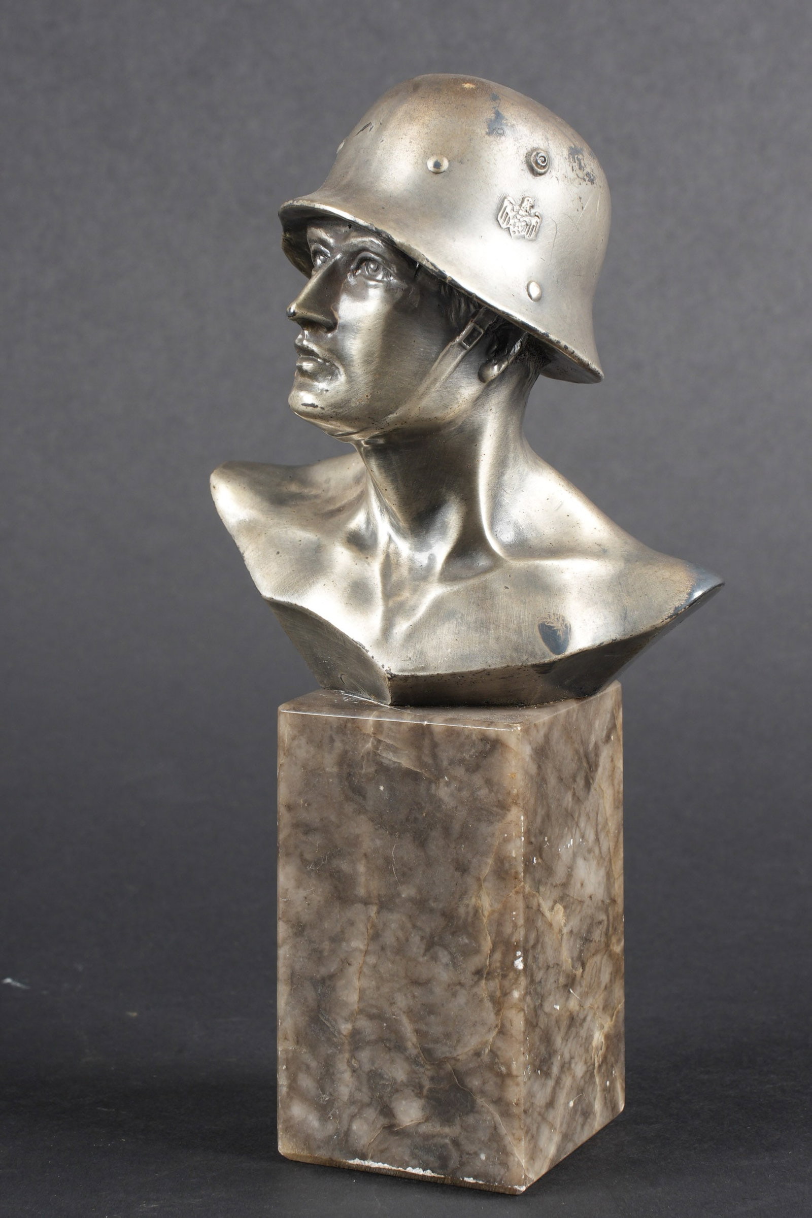 Buste dun soldat allemand. German bust.: Buste dun soldat allemand. Representation dun buste dun soldat casque. En metal, couleur argent a 70%. Sans signature dartiste. Socle en marbre. Hauteur environ 18 cm avec le socle. A noter une certai