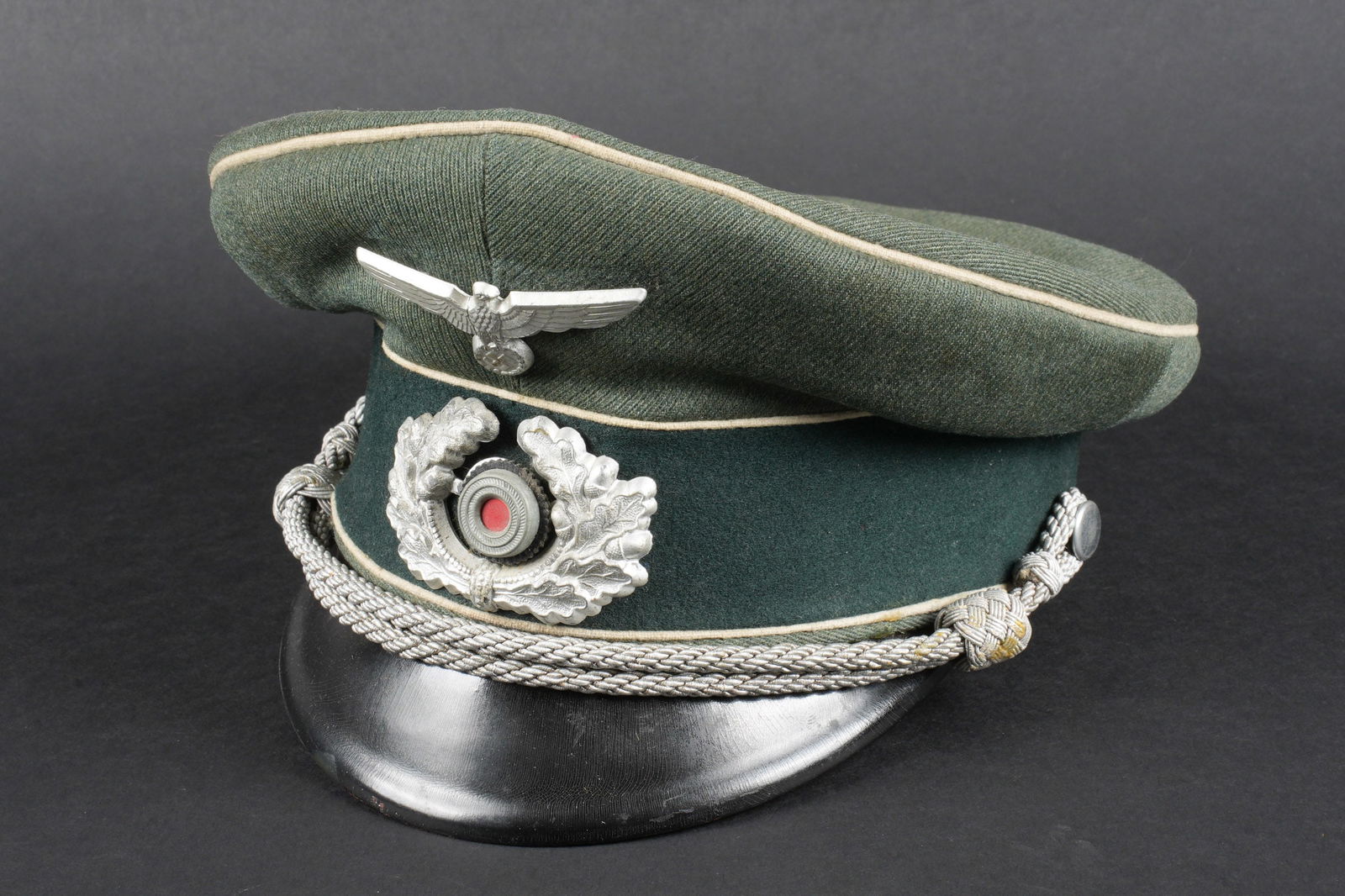 Casquette officier Heer. German officer cap.: Casquette dofficier dinfanterie de la Heer. En gabardine Feldgrau, triple lisere blanc de linfanterie. Bandeau couleur vert canard. Fausse jugulaire complete. Les boutons de maintien de la jugulaire s