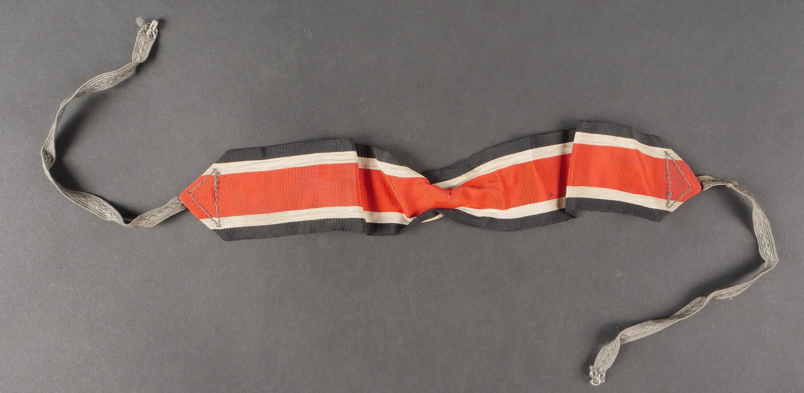 Ruban Croix de chevalier. German Knight’s Cross ribbon: Ruban de la croix de chevalier Ritterkreuz. Modele porte, en tissu noirblancrouge. Attache complete realisee a partir dun galon de col. Crochet en metal complet. A noter une certaine usure et patine d