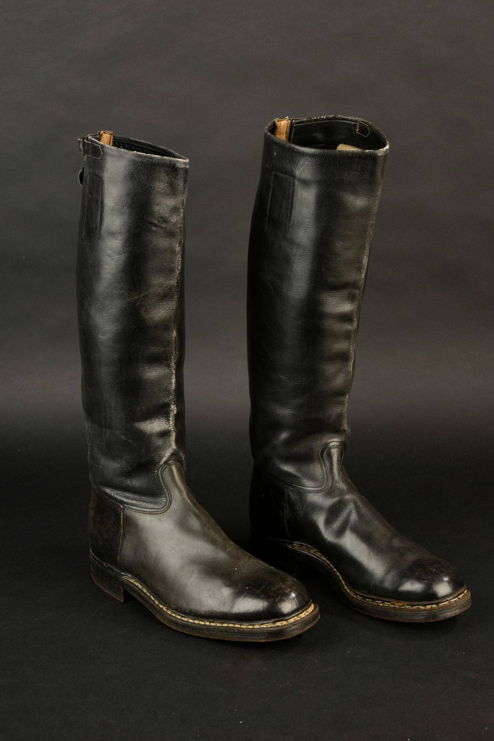 Bottes officier allemand. German officer boots.: Bottes dofficier allemand. Paire homogene en cuir noir. Deux boucles de fermetures au niveau du mollet. Marquages interieurs 8 F 891 0 9. Semelles et talons en cuir. Fabrication Rieker W 8E. A noter u
