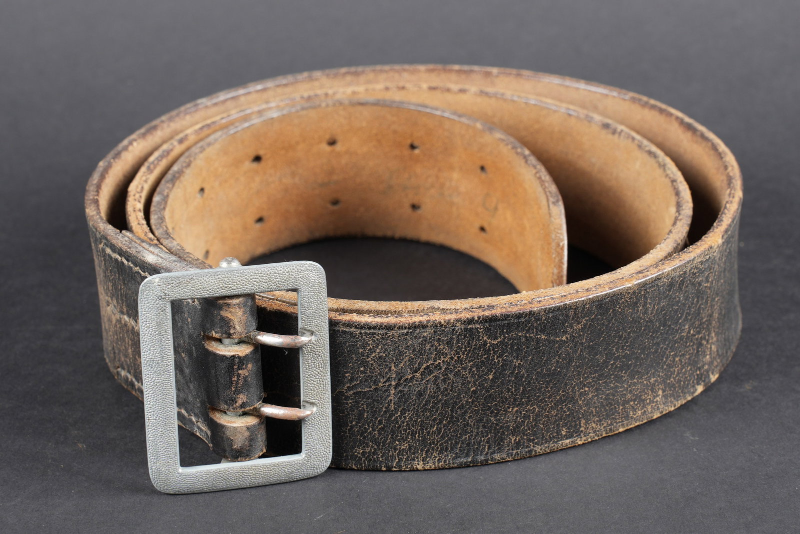 Ceinturon officier allemand. German officer belt.: Ceinturon dofficier allemand. En cuir noir. Boucle de ceinturon en metal grenele, a double ardillons. Sans marquages visibles. A noter une certaine usure et patine de la piece. Etat II+. German office