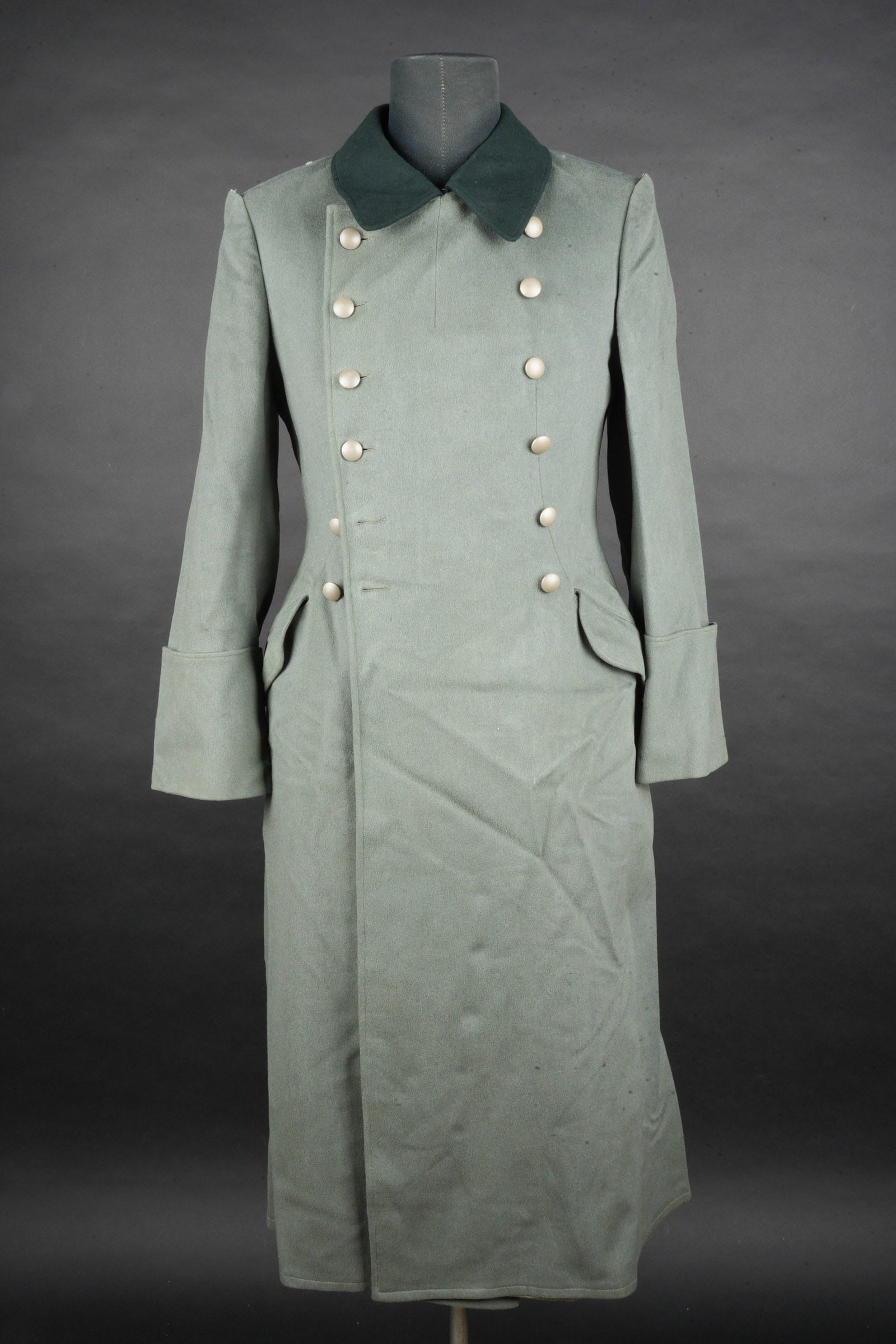 Manteau officier allemand. German officer great coat.: Manteau dofficier allemand. En epais drap Feldgrau. Col de couleur vert canard. Les boutons des pattes depaules sont presents dans la poche. Les pattes depaule ont ete demontee, et les coutures partie