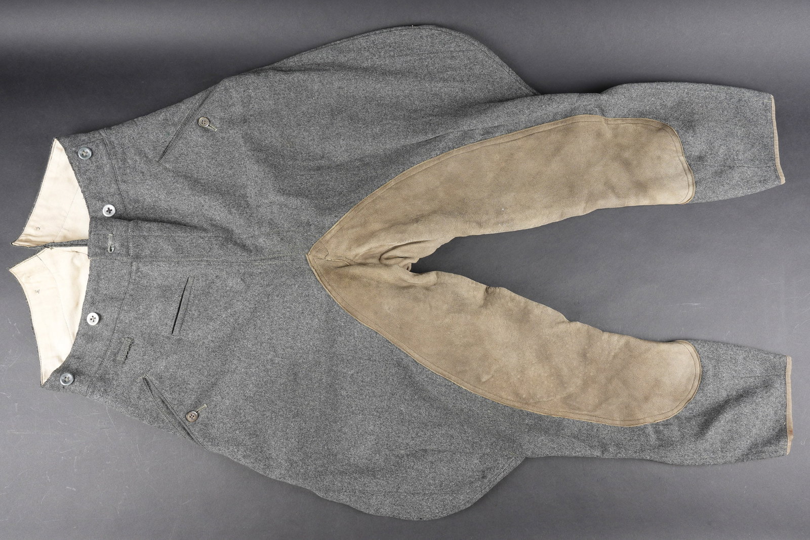 Pantalon culotte de cheval. German officer breeches.: Pantalon culotte de cheval. En epais drap gris pierre. Tous les boutons sont presents. Renfort en cuir au niveau de lentre jambe. Le bas des jambes ferme par une fermeture eclaire fonctionnelle, les t