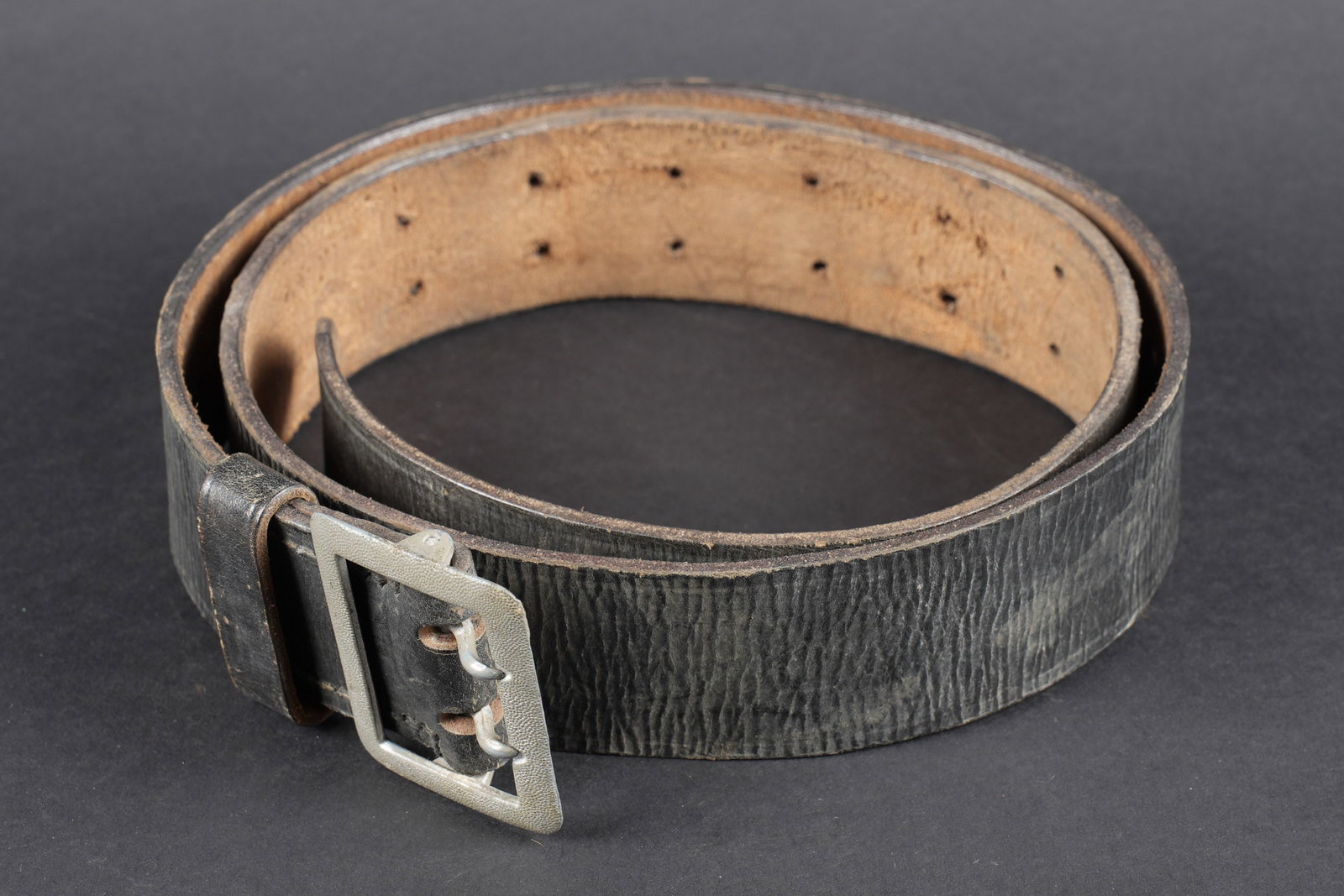 Ceinturon officier allemand. German officer belt.: Ceinturon dofficier allemand. En cuir noir. Boucle de ceinturon en metal grenele, a double ardillons. Un passant de ceinturon present. Sans marquages visibles. A noter une certaine usure et patine de 