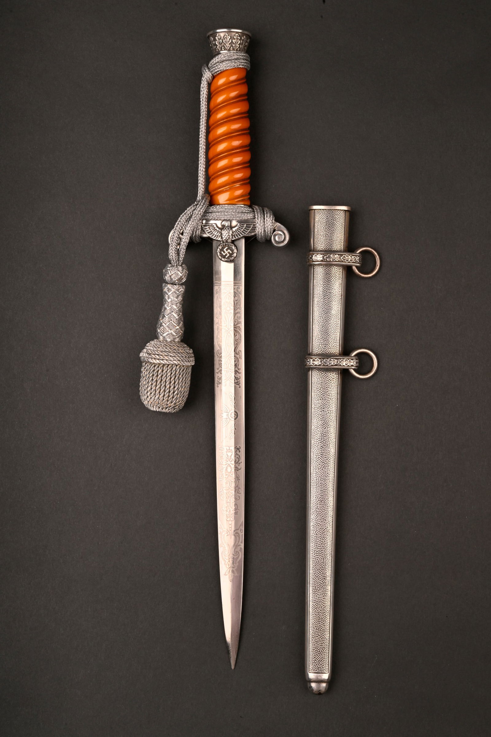 Dague Mle 35 Heer. German officer dagger.: Dague d’officier du Heer modele 1935. Lame gravee, fabrication Emil Voos. Certainement la dague a lame gravee de base la plus prisee a l’epoque. Il s’agit d’une production typique de chez Emil