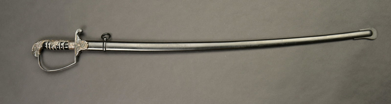 Epee de la justice militaire. German military justice sword.: Tres rare epee de cadre de justice. Garnitures en metal, plaque vieil argent. Pommeau a tete daigle finement cisele. Couleur argent presente 60%. Poignee en bois noir. Filigrane complet, couleur argen