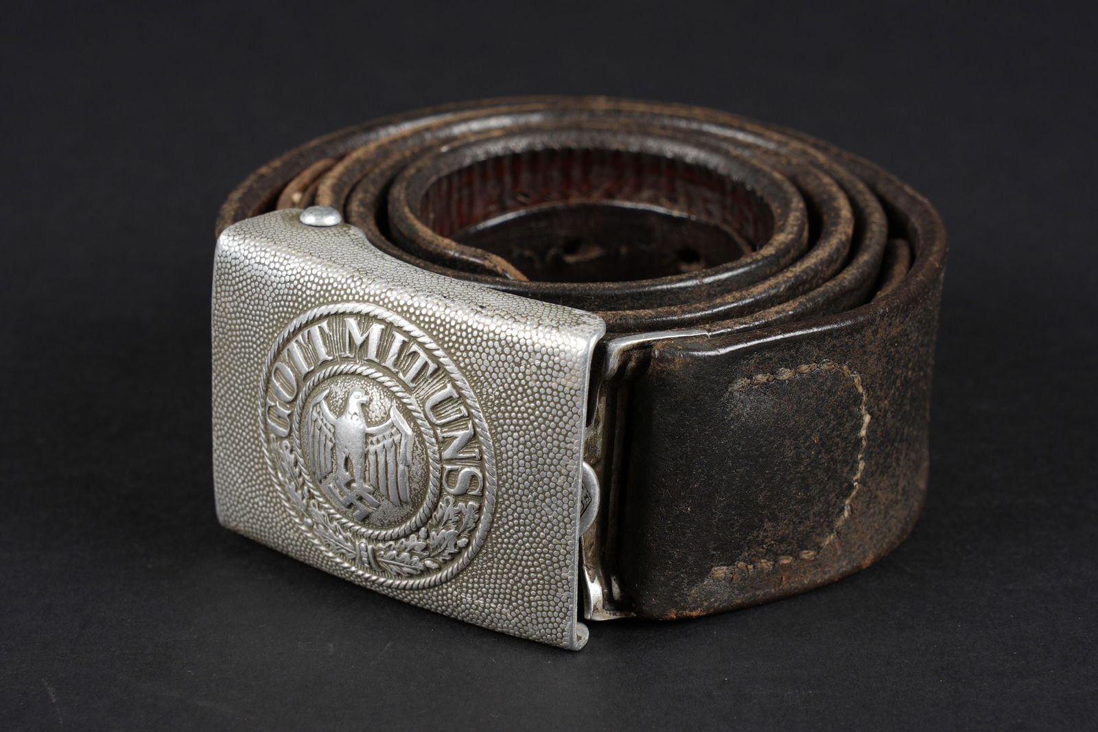 Ceinturon de la Heer. German belt.: Ceinturon de la Heer. Ceinturon en cuir noir, bouclerie en metal depourvue de peinture dorigine. Les marquages sont illisibles. Indication de taille absente. La patte de reglage en cuir est presente.