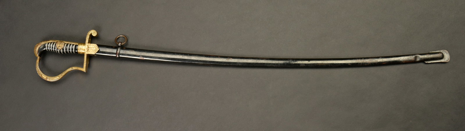 Epee officier allemand. German officer sword.: Epee officier allemand. Serie des Marechaux 1735. Tres belle garde lisse a decors floraux. Poignee de couleur noir, filigrane couleur argent. Bel aigle en relief aux ailes repliees dans un ecu au nive