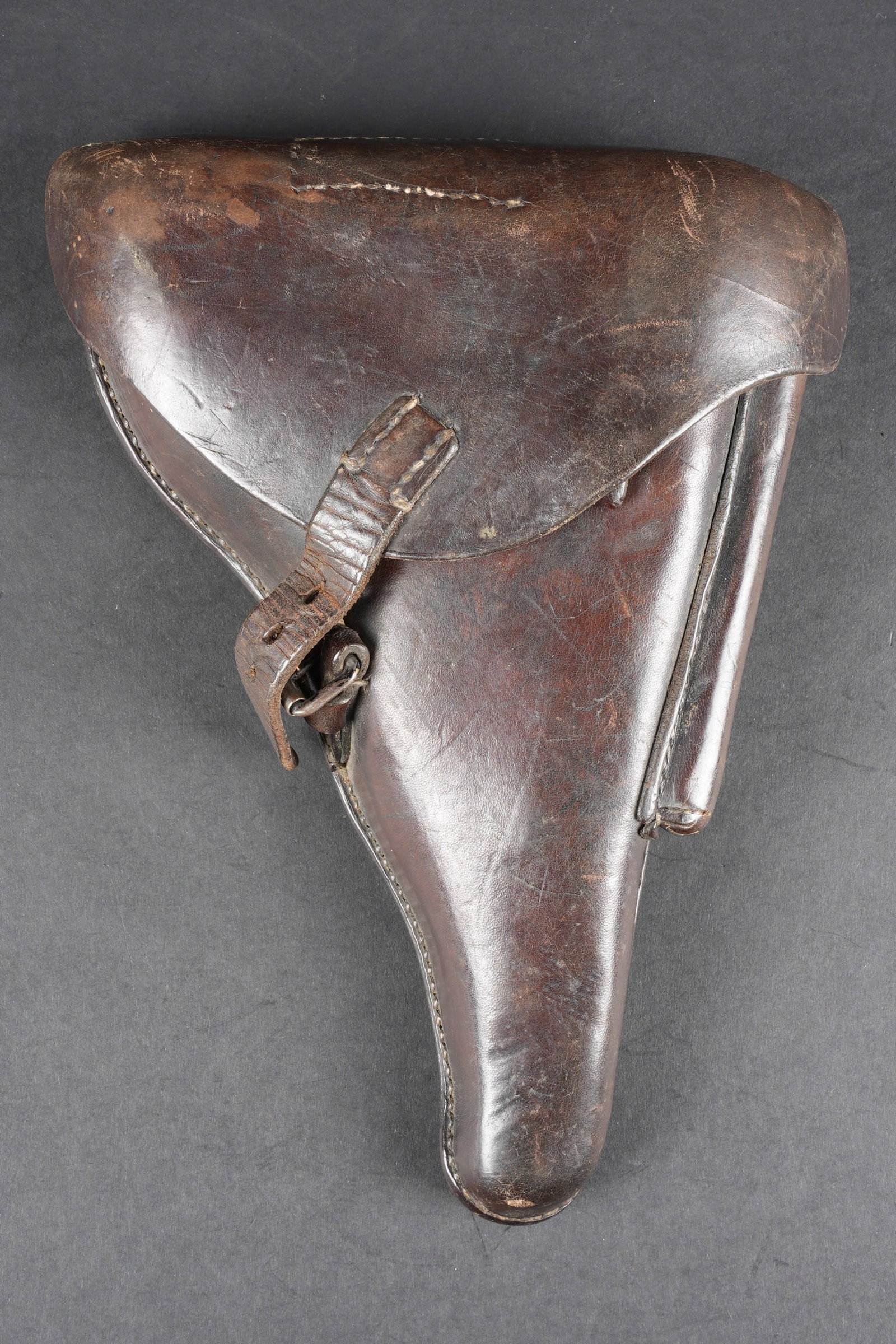 Holster P08. German pistol P08 holster.: Holster de pistolet P08. En epais cuir marron. La sangle de fermeture est fonctionnelle. Les passants au dos sont complets. Fabrication Jahnel Breslau 1940 avec aigle Waa. Indication nominative illisi