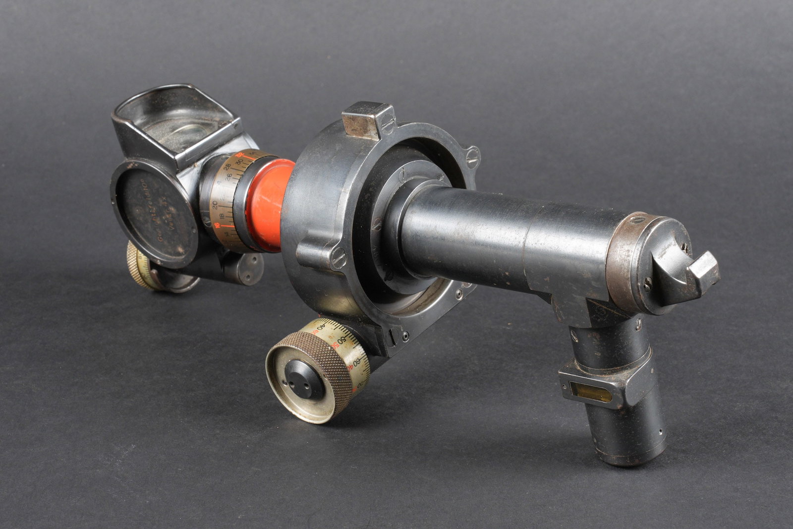 Lunette dartillerie. German artillery scope.: Lunette dartillerie. En metal. Couleur dorigine a 95%. Couleur rouge dorigine a 95%. Toutes les pieces mobiles sont fonctionnelles. Fabrication GP Goerz Berlin Rundblick Fernrohr Nr 85773 DRP. Optique