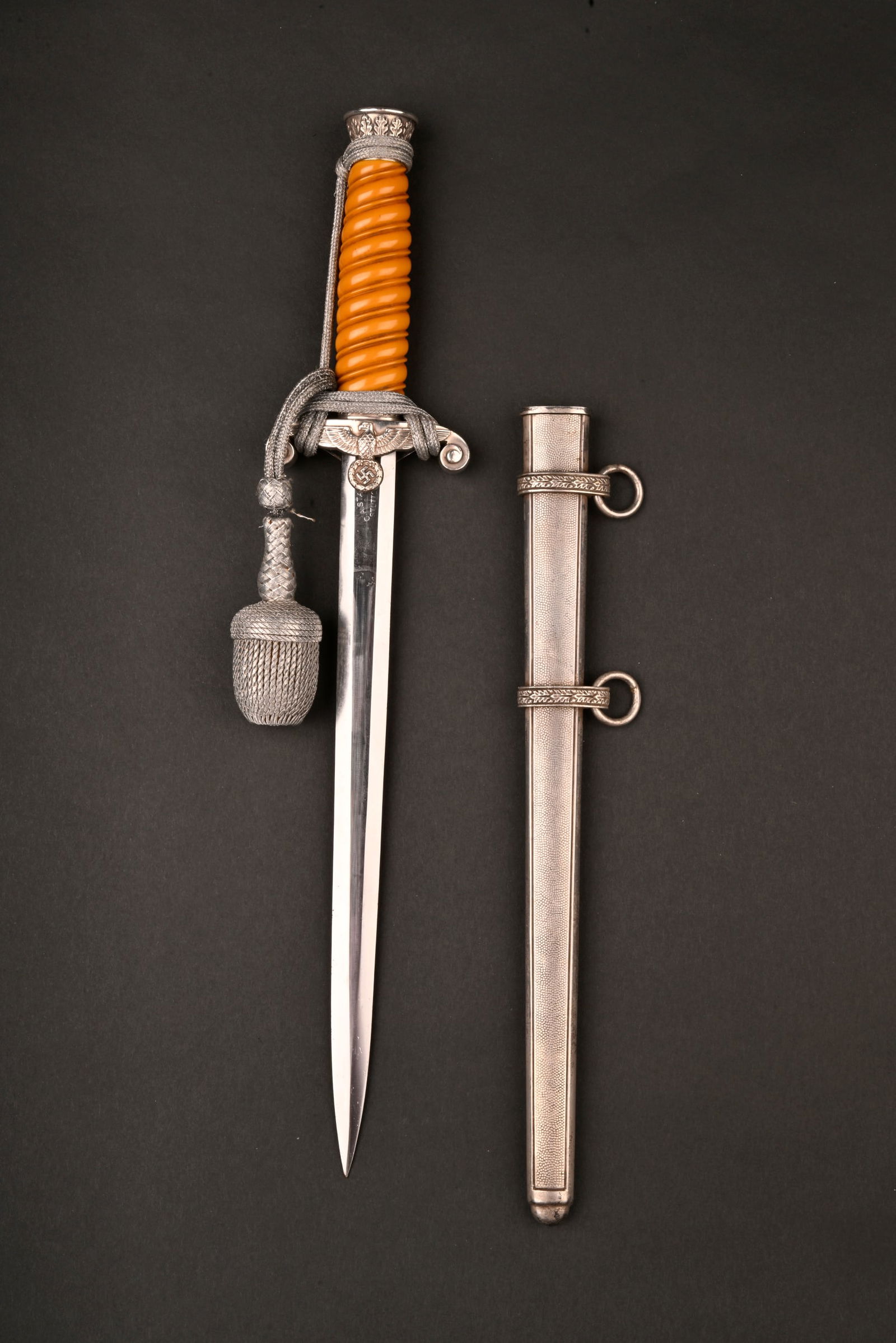 Dague Mle 35 Heer. German officer dagger.: Dague d’officier du Heer, modele 1935 Carl Eickhorn. Les fabricants vendent leurs dagues directement dans leur propres magasins d’usine ou s’adressent a des points de vente specialises dans le c