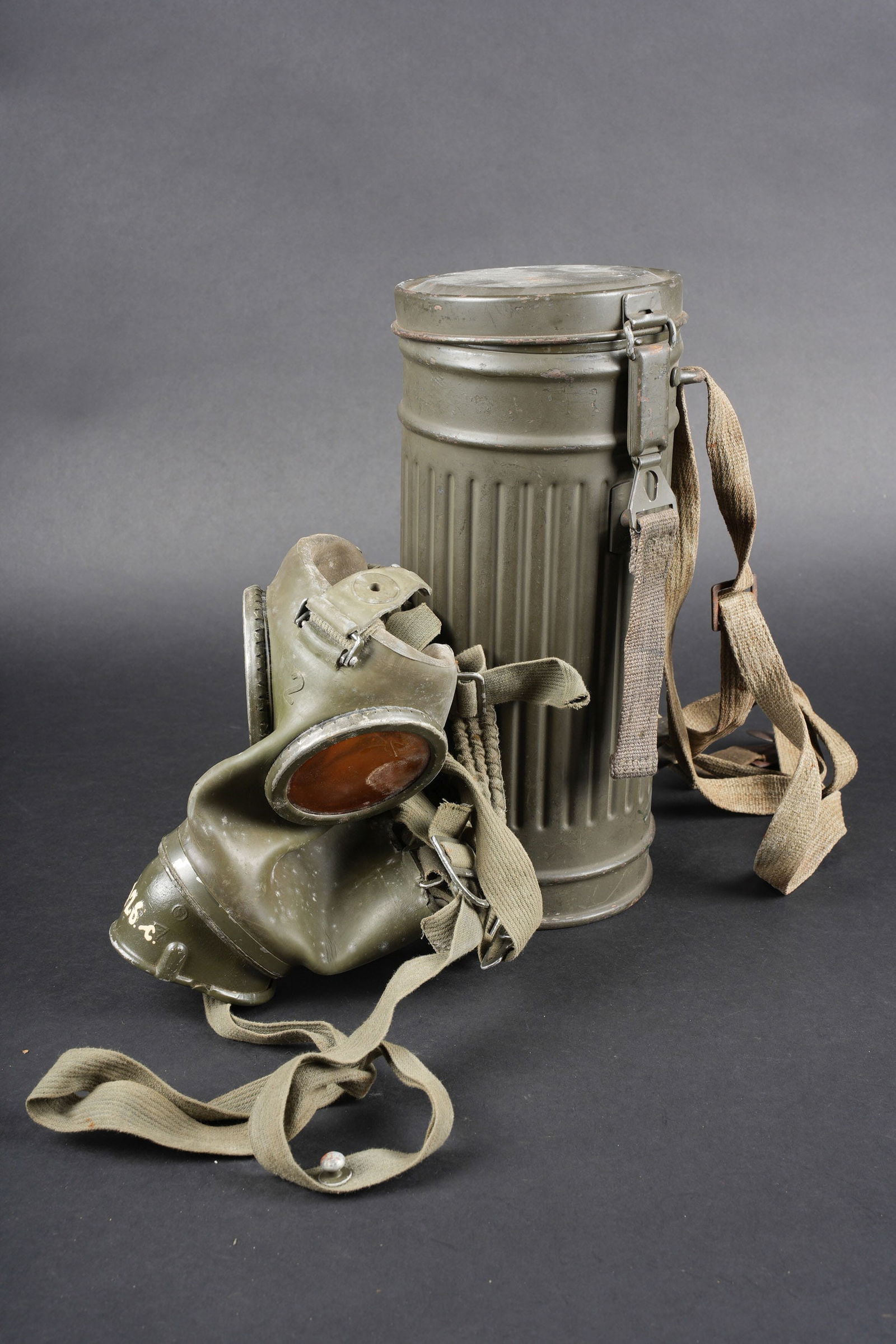 Masque anti-gaz allemand. German gas mask.: Masque anti-gaz allemand. Boitier long. Peinture Feldgrau a 95%. Toutes les sangles sont presentes. Fabrication AVZ 42. Les verres de rechange sont presents, ainsi que le chiffon et laraignee. Masque