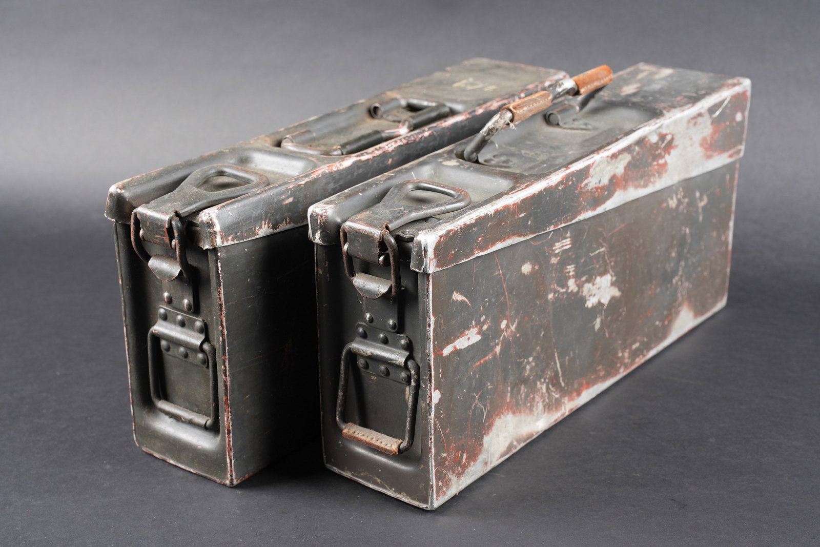 Caisses MG. German MG 3442 ammunition boxe.: Caisses MG 3442. Comprenant une caisse MG en aluminium, peinture a 60%. Les renforts en cuir de poignee sont presents. Le crochet de fermeture est fonctionnel. Fabrication BDN 40, quelques bosses visi