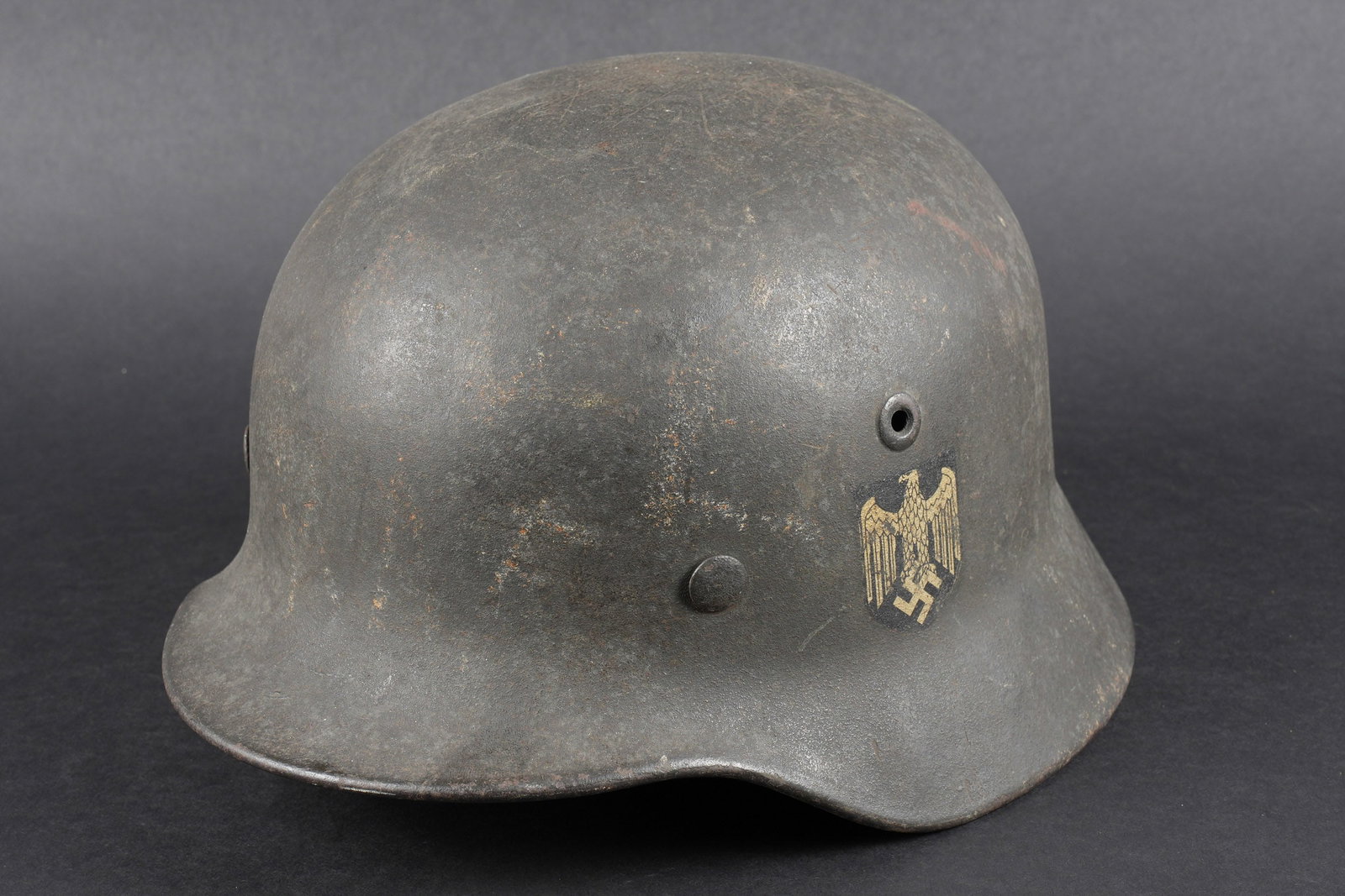 Casque de la Heer. German Heer Helmet.: Casque de la Heer. Coque de casque M-40. Fabrication Q64, numero de lot T610. Coiffe en cuir complete. Le cordon de serrage est present. Indication nominative illisible au niveau de la coiffe. Peintur