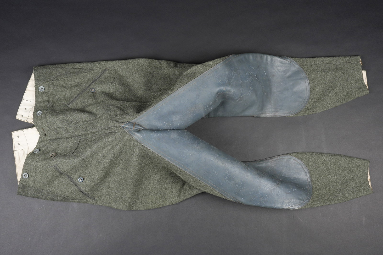 Pantalon culotte de cheval. German cavalry breeches.: Pantalon culotte de cheval de la Heer. En epais drap Feldgrau. Important renfort en cuir gris au niveau de lentre-jambe. Tous les boutons sont presents. Bas des jambes fermant par un boutonnage a troi