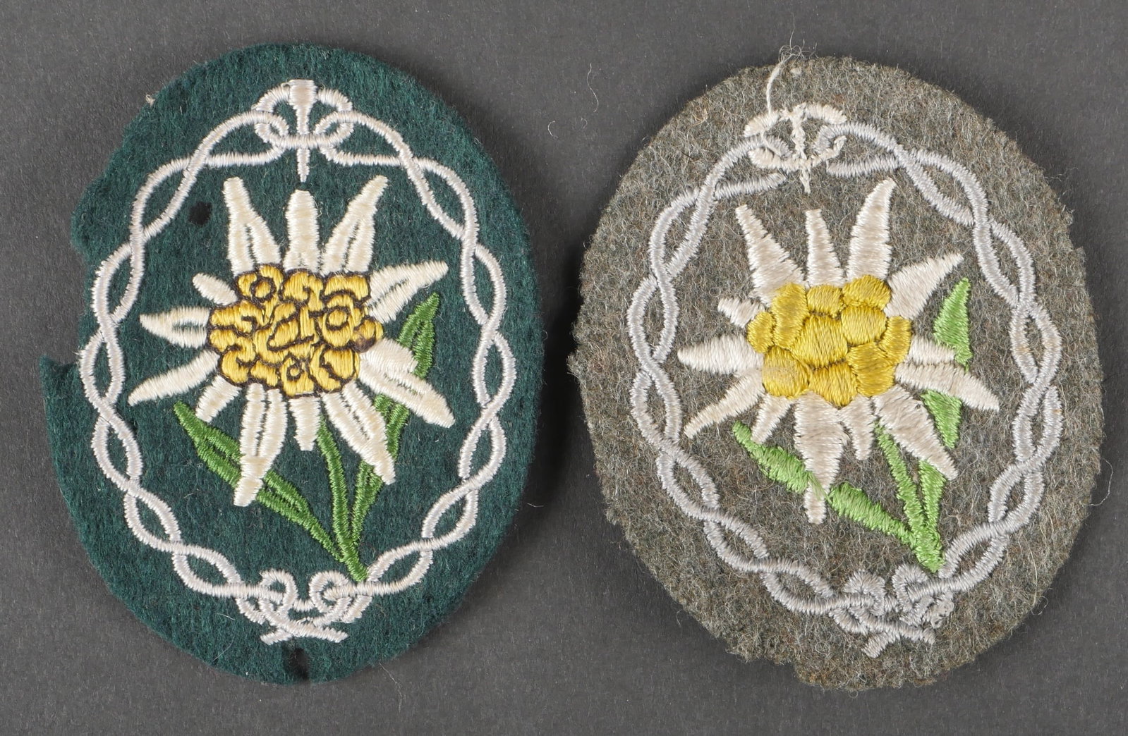 Insignes Gebirgsjager. German mountain troops insignia.: Insignes Gebirgsjager. Deux modeles differents dinsignes de manche de Gebirgsjager. Jamais montes. Quelques traces de mite visibles. A noter une certaine usure et patine des pieces. Etat II+. Gebirgsj