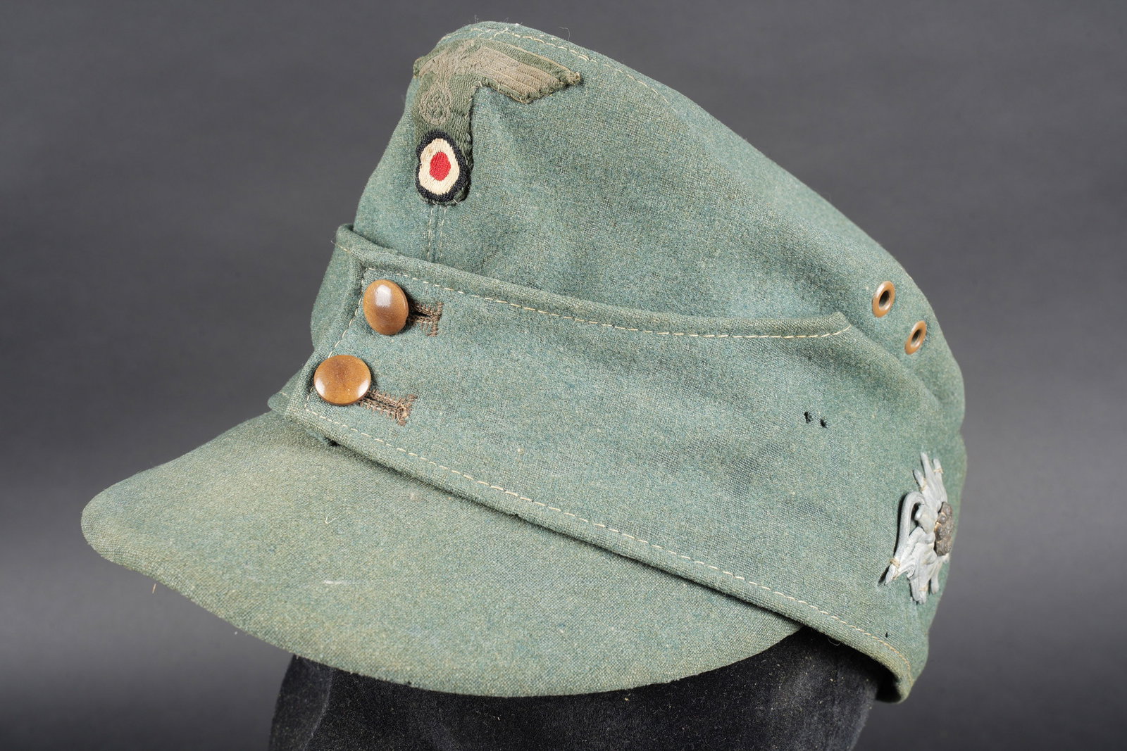Bergmutze Gebirgsjager. German mountain troop cap.: Bergmutze Gebirgsjager. En epais drap Feldgrau, fortement use. Visiere courte en tres bon etat. Deux boutons lisse couleur marron, fermant le rabat. Aigle et cocarde en T, Bevo, cousu main. Edelweiss 