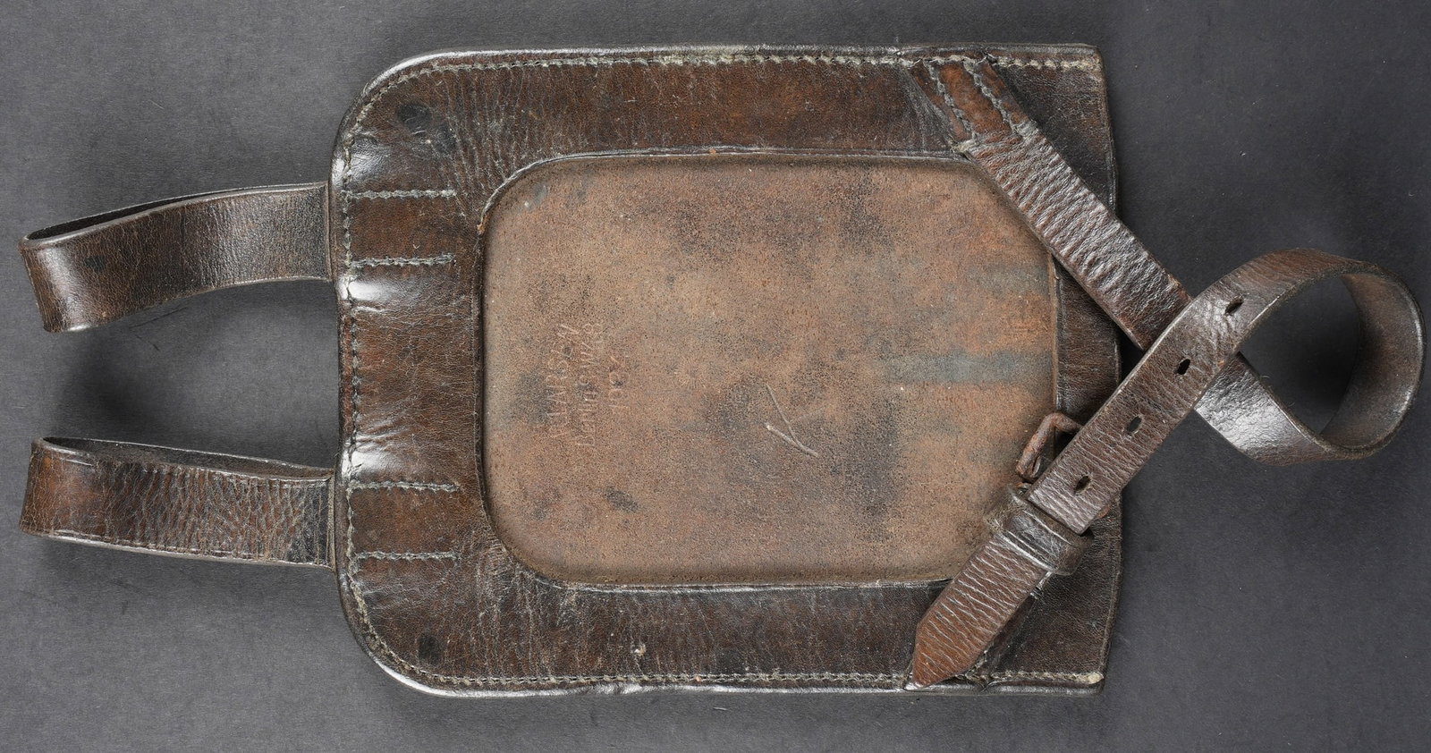 Porte pelle allemand. German entrenching tool carrier: Porte pelle allemand. Modele pour pelle droite. En epais cuir noir, toutes les sangles sont presentes, ainsi que les passants au ceinturon. Bouclerie partiellement oxyde. Fabrication R Larsen Berlin 1
