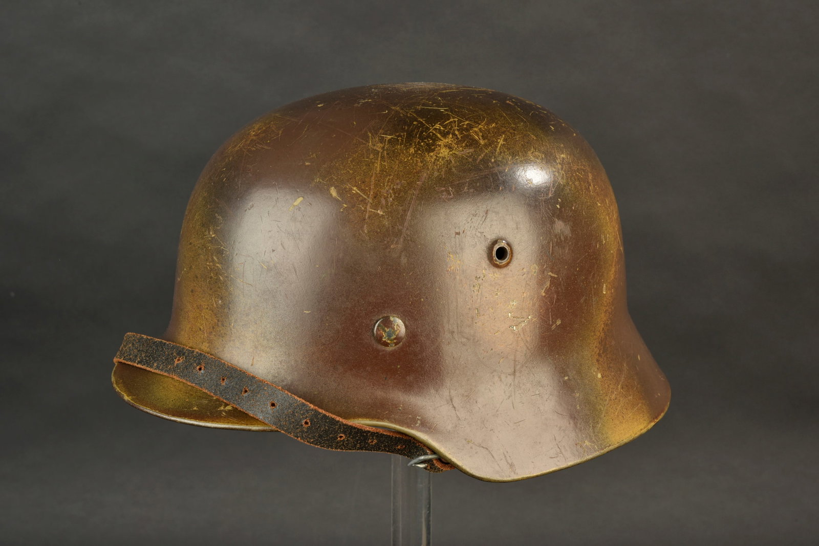 Casque camoufle. German camouflaged helmet.: Casque camoufle allemand. Modele 40. Fabrication SE66, numero de lot 573. Coiffe en cuir complete avec son cordon de serrage. Jugulaire en cuir posterieure, sans marquages visibles. Peinture camouflee