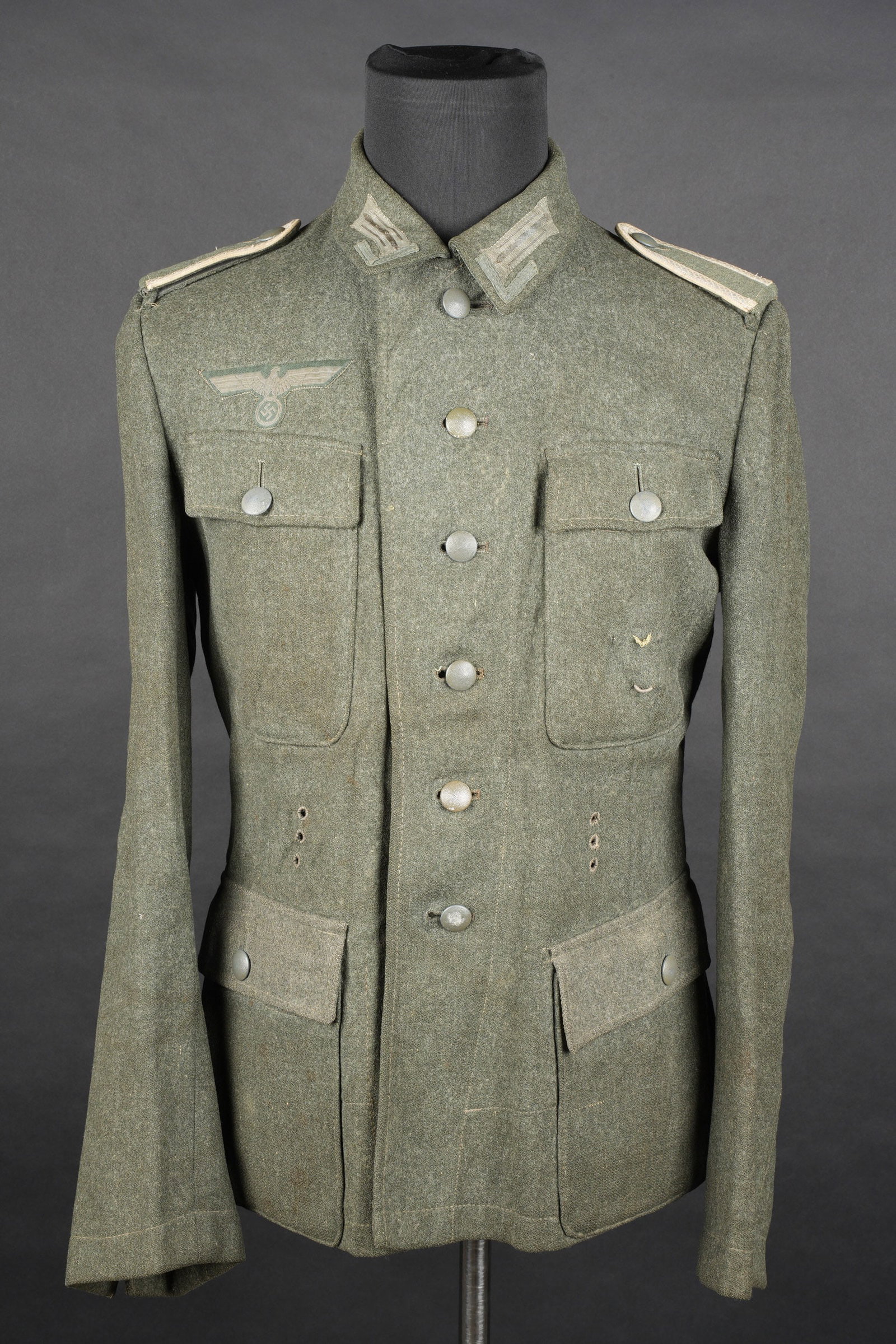 Vareuse infanterie. German Heer tunic.: Vareuse infanterie. En drap Feldgrau. Tous les boutons sont presents, et majoritairement en couleur dorigine. Pattes depaule dUnteroffizier de linfanterie. Une bride de decoration au niveau de la poch