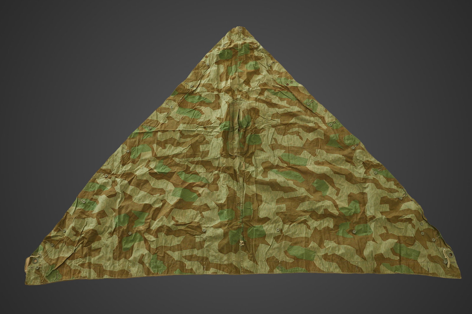 Toile de tente Heer. German tent section.: Toile de tente de la Heer. En tissu camoufle eclat. Couleurs tres vives. La majorite des boutons sont presents. Les cordelettes sont absentes. Sans marquages visibles. A noter une certaine usure et pa