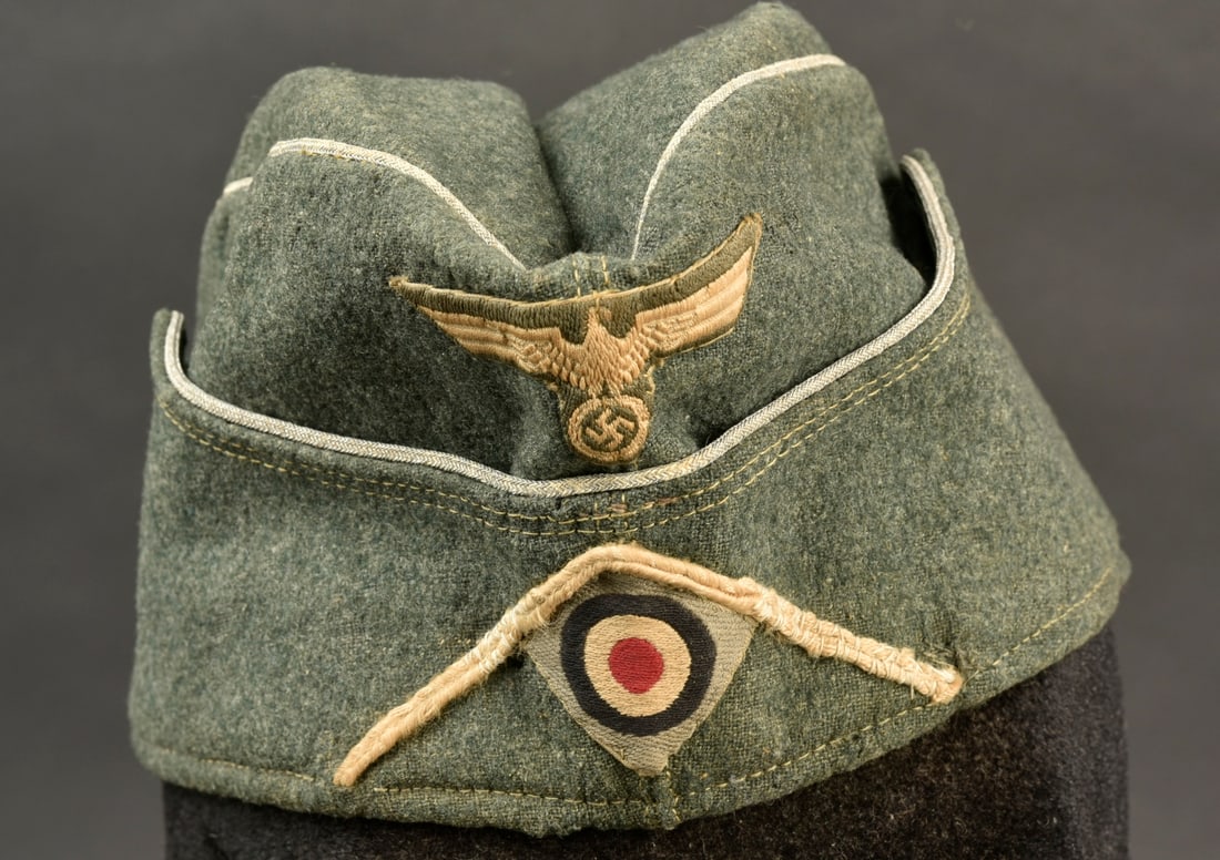 Calot dofficier infanterie. German infantry garrison cap.: Calot dofficier dinfanterie. En drap Feldgrau, double lisere argent faisant le tour de la coiffure. Belle aigle du premier type cousu main. Cocarde tissee, cousue main. Soutache de linfanterie cousue 