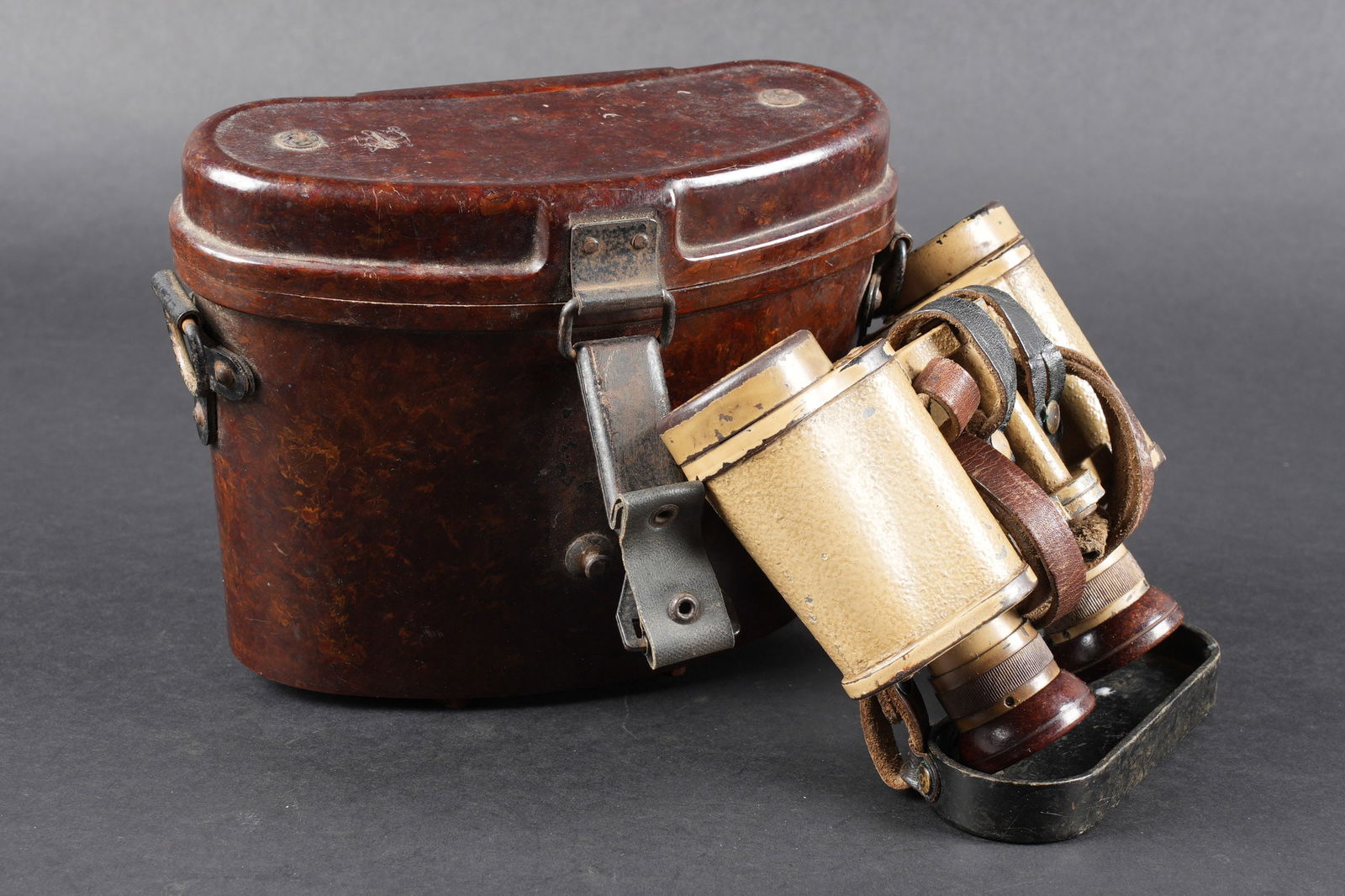 Jumelles allemande. German binoculars.: Jumelles allemande. Revetement en tres bon etat. Peinture jaune sable a 80%. Marquages Dienstglass 6x30, numero 283666, fabrication DDX. Cache optique en bakelite noir. Patte de fixation a la boutonni