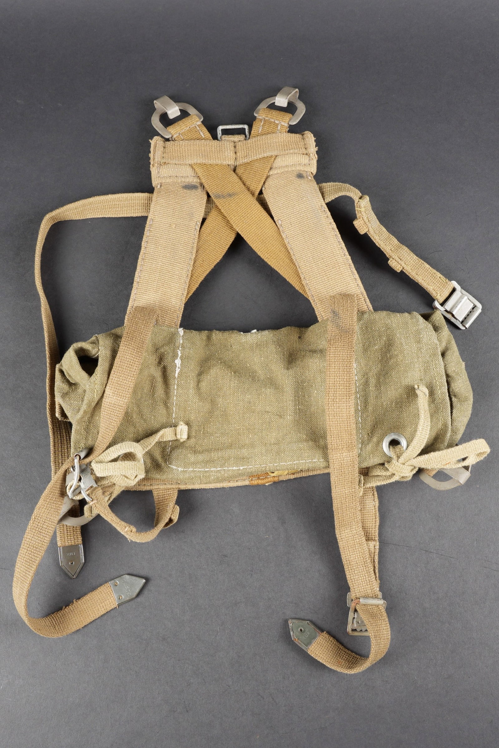 Sturmgepack. German assault pack.: Sturmgepack. En forte toile couleur jaune sable. Toutes les sangles sont presentes. Les parties metalliques sont completes et en couleur dorigine a 90%. Tampon du fabricant illisible, date 1941. Tous 
