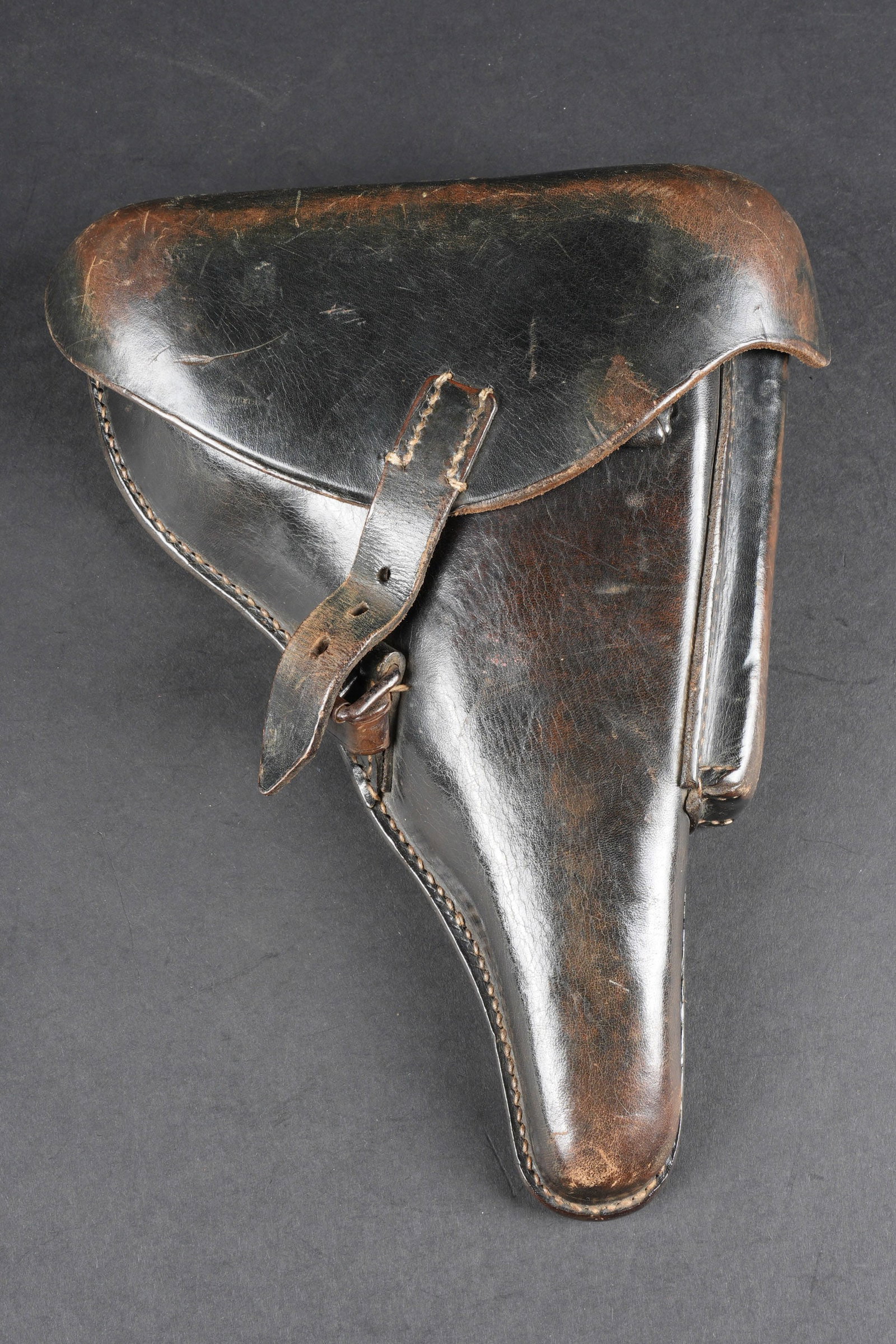 Holster P08. German Pistol P08 holster.: Holster de pistolet P08. En epais cuir noir. La sangle de fermeture est fonctionnelle. Les passants au dos sont complets. Fabrication EQR 41. Reste de marquage P08. La cle de demontage est absente. A 