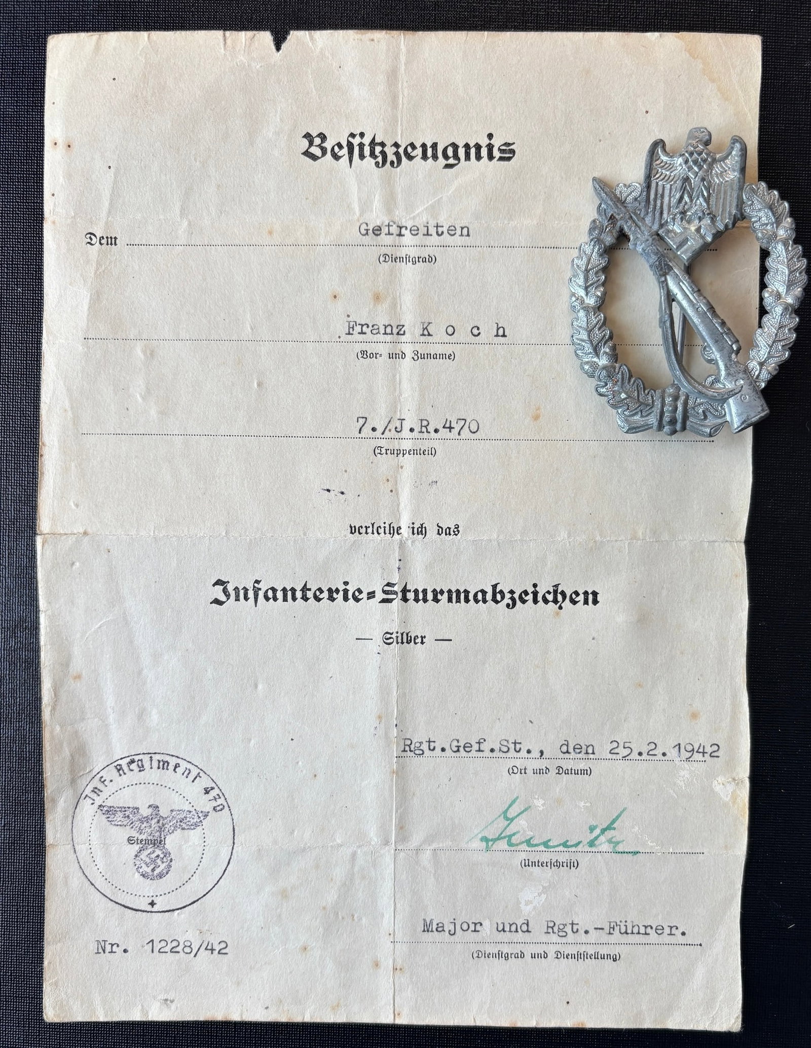 Diplome allemand.: Diplome de lInfanterie Sturmabzeichen allemand. En papier, quelques dechirures visibles. Attribue au Gefreiten Franz Koch du 7 JR 470, le 25 fevrier 1942. On y joint un Infanterie Sturmabzeichen en me