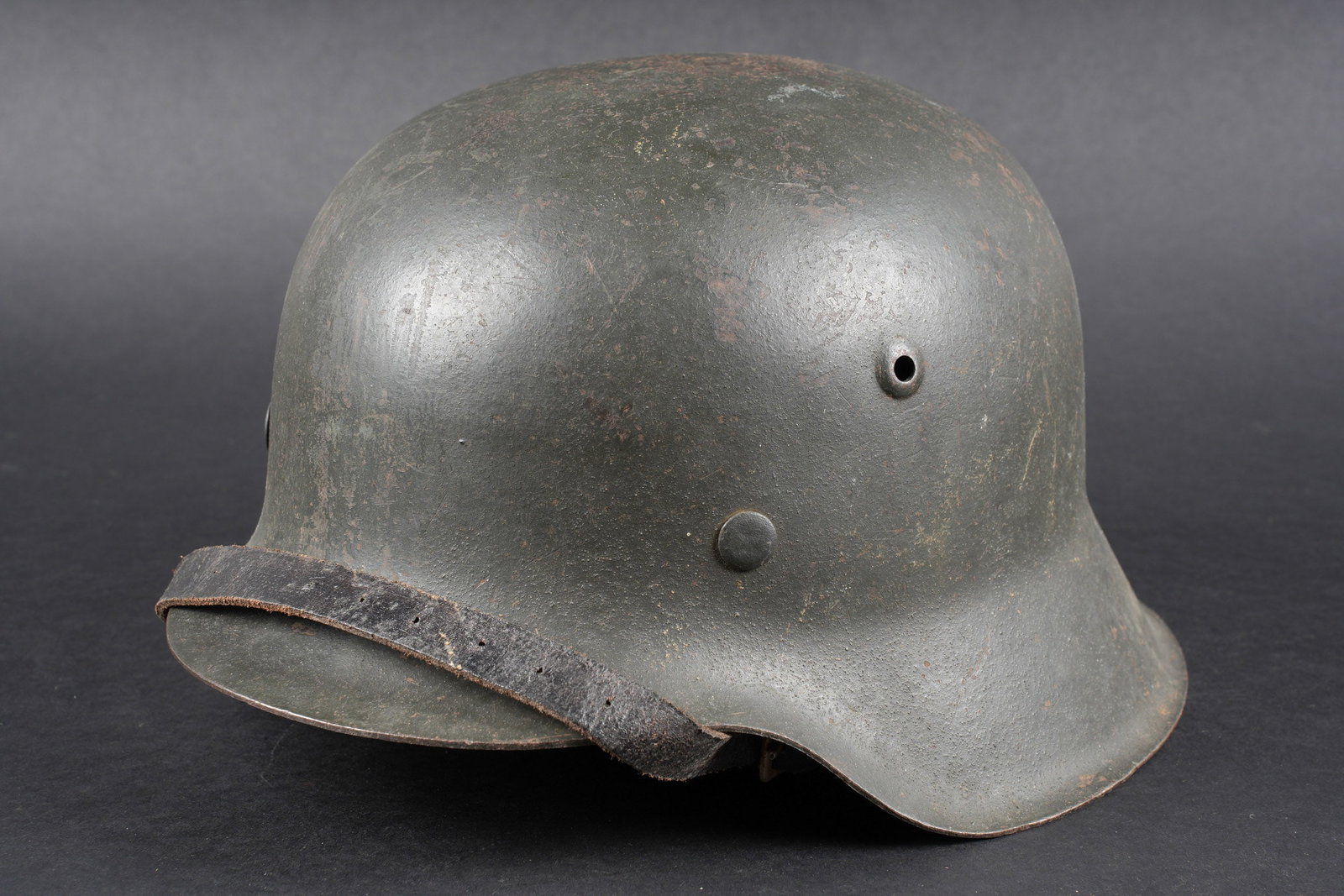 Casque allemand. German heer helmet.: Casque allemand. Coque de casque M-42. Fabrication HKP 64, numero 4141. Coiffe en cuir complete, presentant quelques taches. Cordon de serrage posterieur. Reproduction de jugulaire en cuir. Peinture p