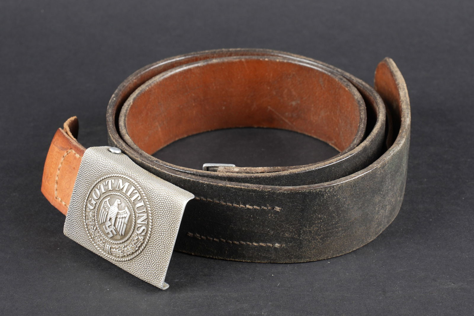 Ceinturon Heer. German belt.: Ceinturon de la Heer. En cuir noir. Bouclerie en metal. La patte de reglage est complete. Fabrication absente, lourlet du ceinturon a ete replace probablement depoque. Taille 110. Indication nominativ