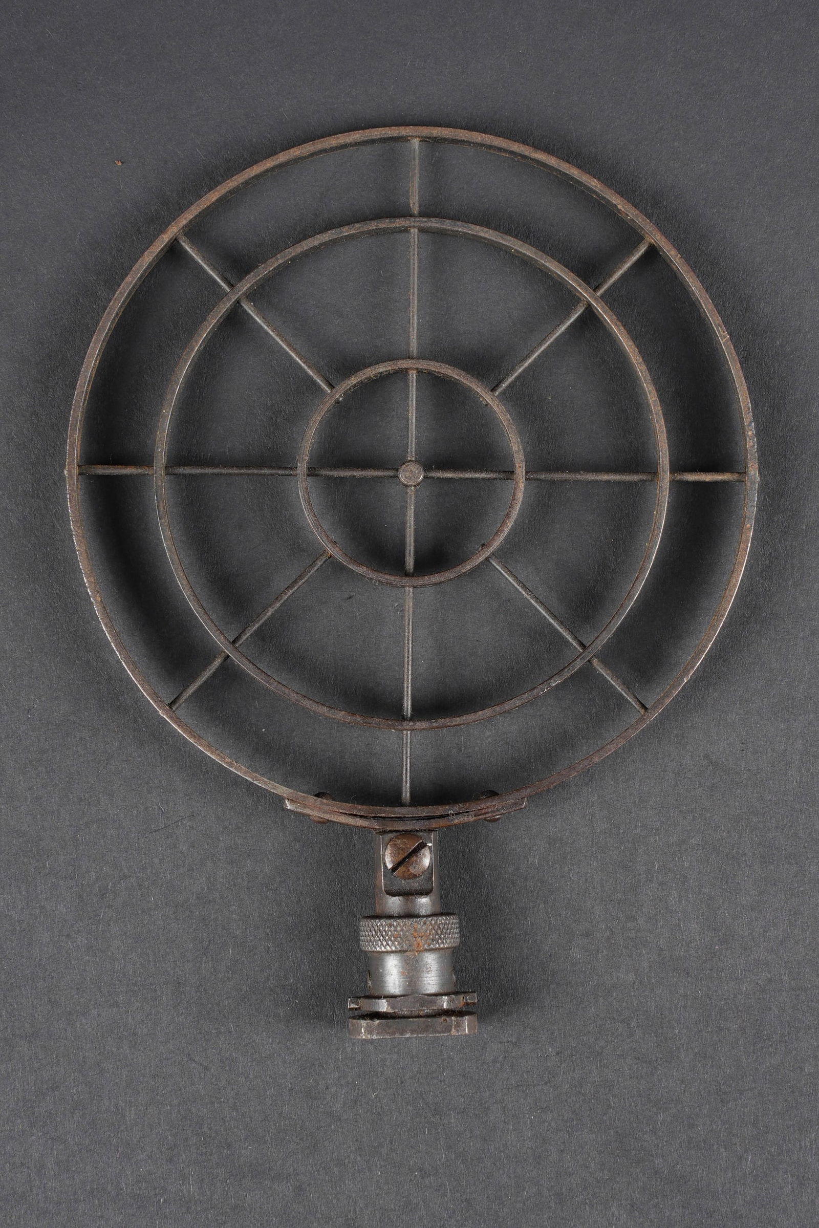 Mire anti-aerienne. Anti-aircraft sight: Mire anti-aerienne. En metal. Le support de fixation est complet. Bel aigle Waa visible. A noter une legere usure et patine de la piece. Etat I-. Anti-aircraft sight. Metal construction with complete