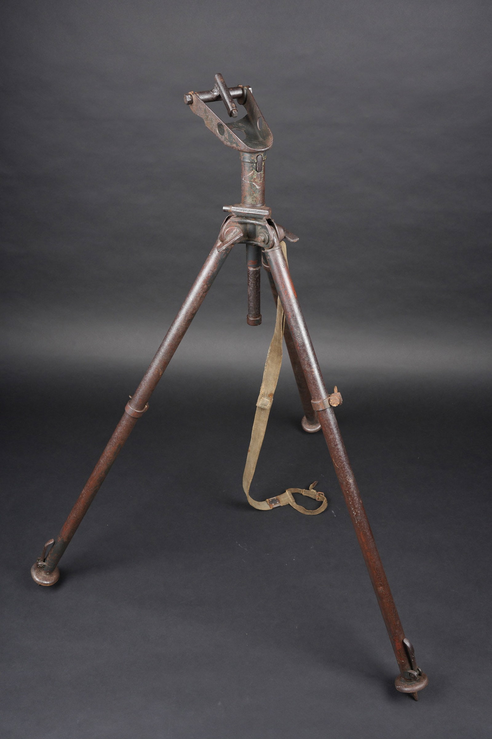 Affut anti aerien MG 42. MG 42 anti-aircraft mount: Affut anti-aerien MG 42. Trepied en metal, tubes telescopiques. Toutes les pieces mobiles sont fonctionnelles. Peinture quasi absente. Rare sangle de transport complete. Les renforts metalliques sont 