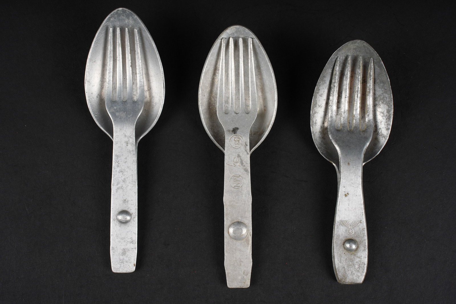 Couverts individuels allemand. German individual cutlery.: Couverts individuels allemand. Trois couverts cuilleres fourchettes en aluminium. Fabrication MN 1937, GK&F 1938, le troisieme est date 1942, avec un bel aigle de la Heer, le marquage fabricant est il