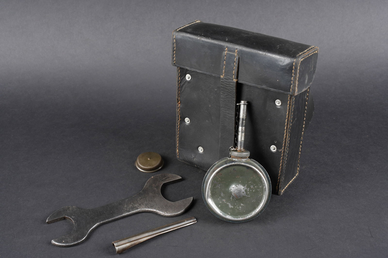 Trousse dentretien MG. MG Cleaning kit.: Trousse dentretien MG 3442. En epais cuir noir. Les passants au dos, ainsi que lanneau sont presents. La sangle de fermeture est complete. Fabrication GXY 1942 avec bel aigle Waa. Les racks interne so