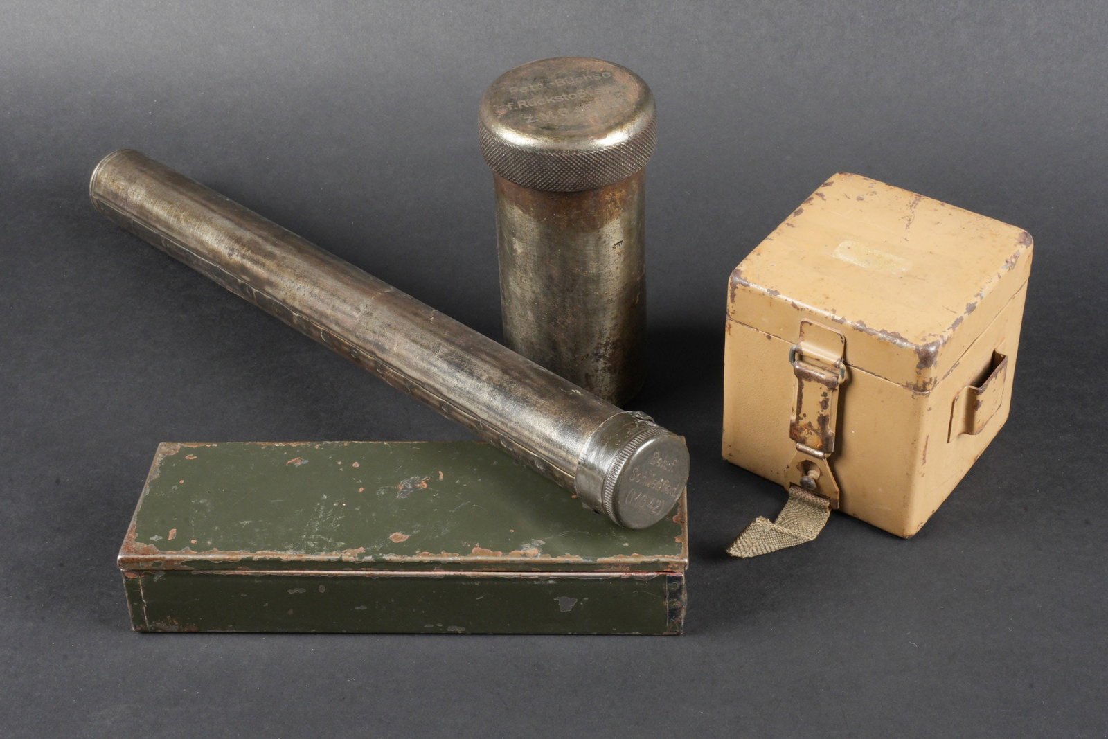 Accessoires MG. German MG 3442 accessories.: Accessoires MG. Comprenant une boite a pile en metal, peinture jaune sable a 70%. Tirette complete. Fabrication DDV, avec bel aigle Waa. Renfort en feutre sous le couvercle. Les racks interne en bakel