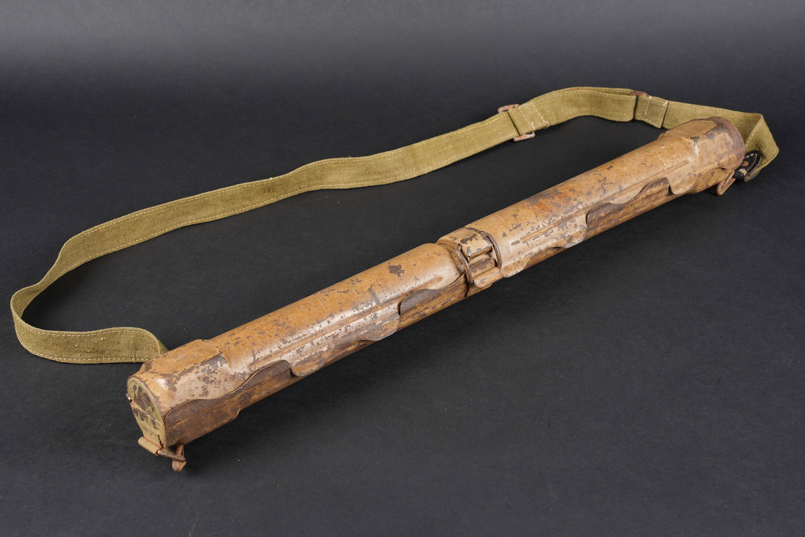 Porte canon MG. MG barrel carrier: Porte canon MG 3442. En metal. Le crochet de fermeture est complet. Peinture jaune sable a 70%. Interieur disposant egalement dune peinture jaune sable. Fabrication Lauf Schutzer 42 CPA 4. La bretelle