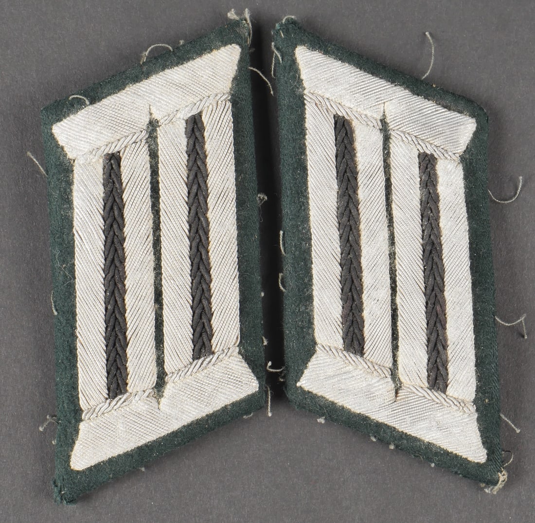 Insignes officier Pionnier. German Pioneer officer insignia.: Paire de pattes de col dofficier Pionnier. Paire homogene, complete. La cannetille argent est partiellement oxydee. Ensemble decousu dune vareuse. A noter une certaine usure et patine de la piece. Eta