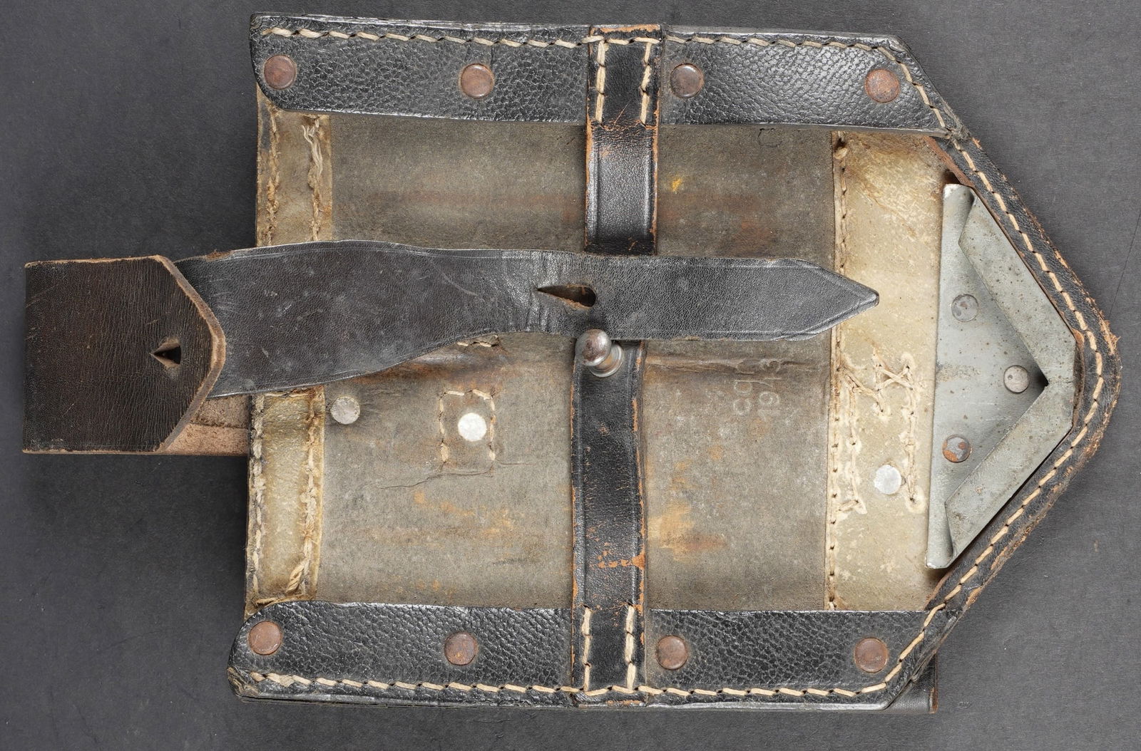 Porte pelle allemand. German shovel carrier. (1 of 3)