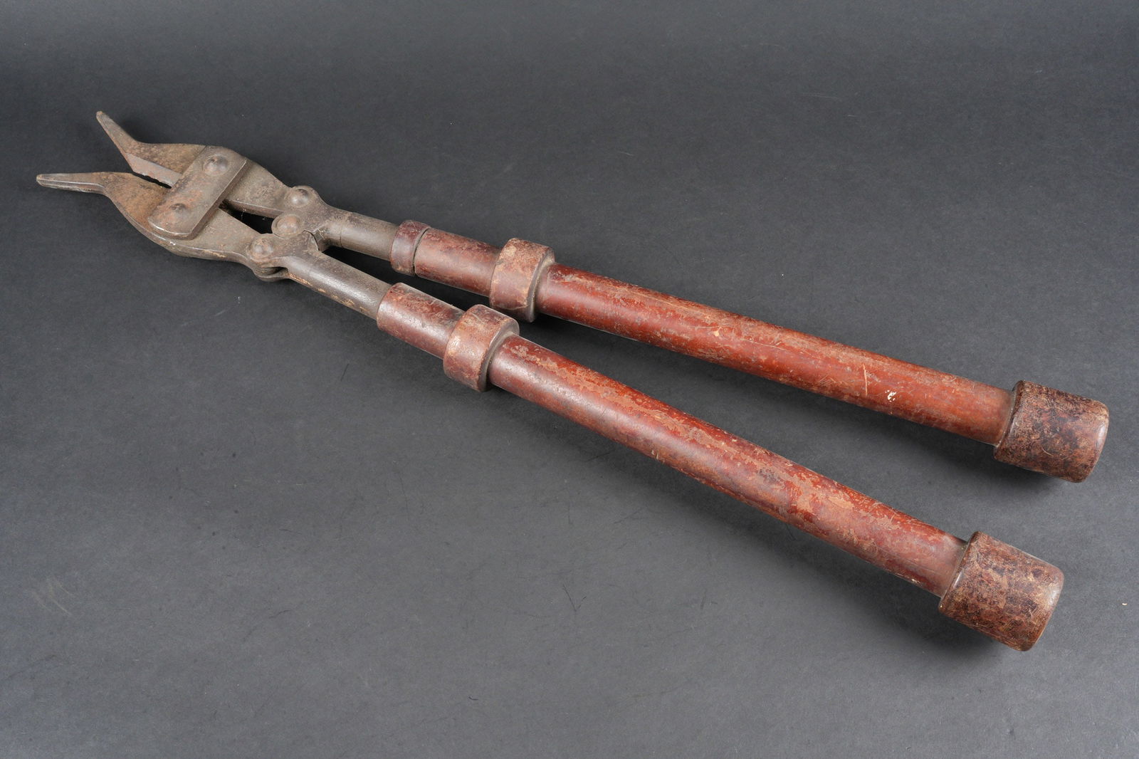 Pince coupante. German Wire Cutter.: Pince coupante. Grand modele. Manche en tres bon etat. Partie metallique partiellement oxydee. Quelques deformations au niveau de la partie coupante. Fabrication Suhl H 1938, avec aigle Waa. A noter u