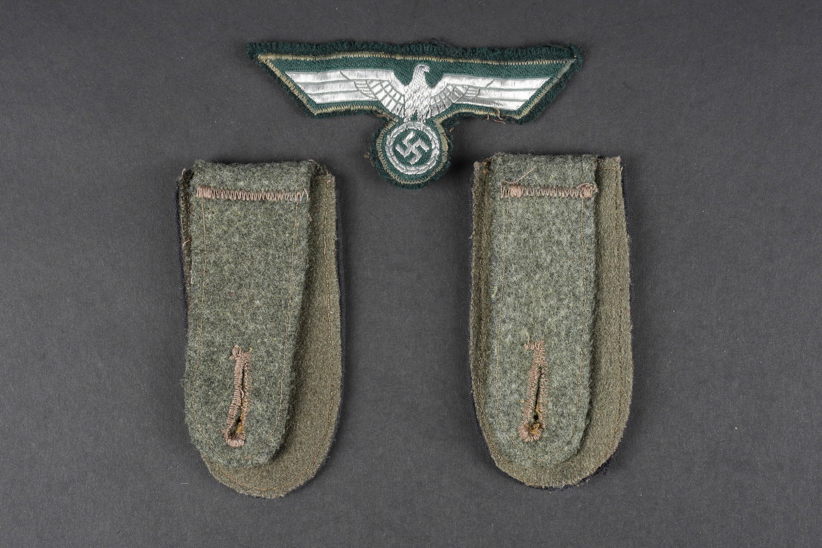 Insignes Pionnier. German pioneer insignia.: Insignes pionniers. Comprenant une paire de patte depaule troupe, lisere noir des pionniers. Un aigle de poitrine tisse, visiblement demonte dune vareuse. A noter une certaine usure et patine des piec