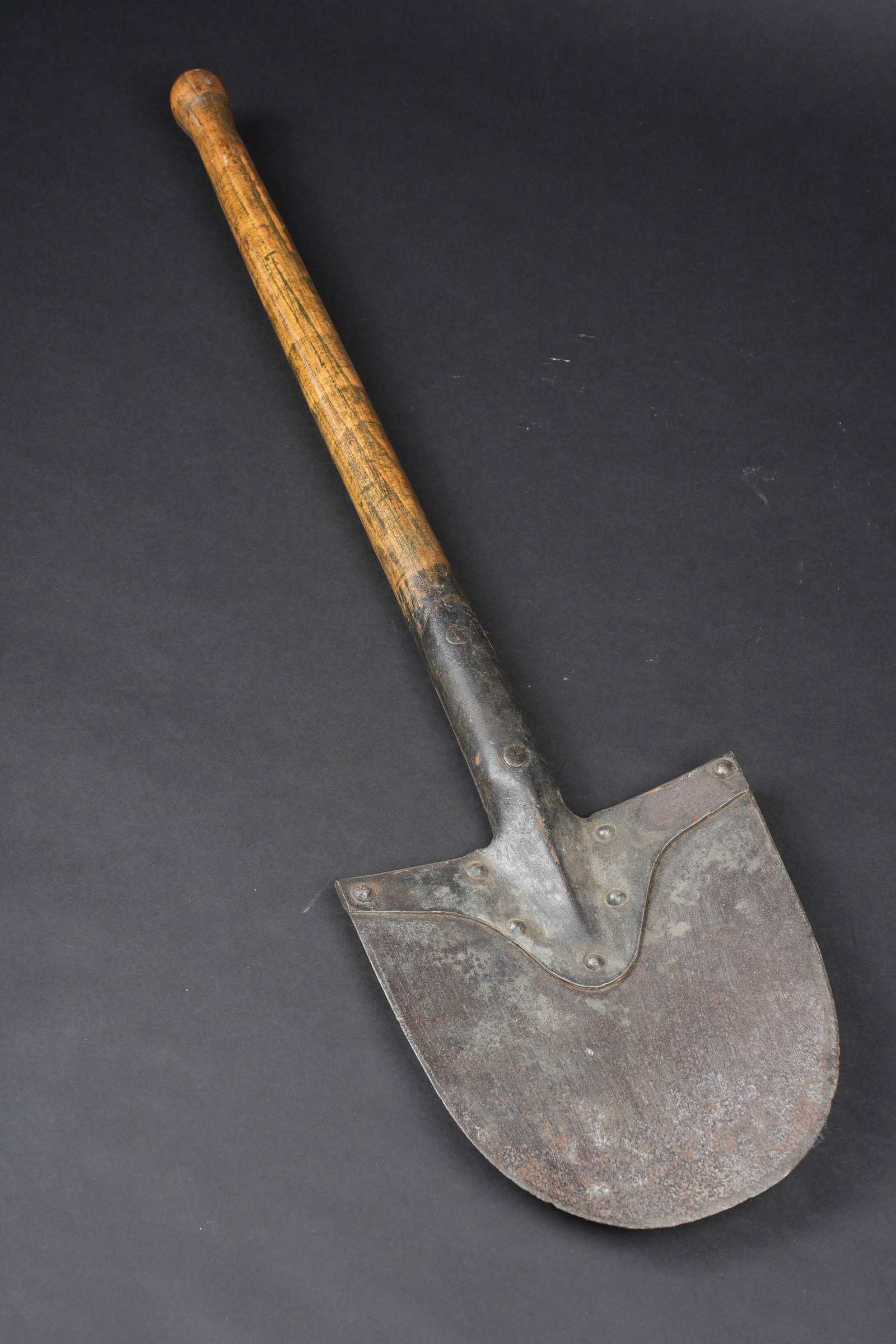 Pelle de pionnier allemand. German pioneer shovel.: Pelle de pionnier allemand. Manche en bois, verni. Arrondi complet. Partie metalliques avec renforts, en bon etat, quelques traces doxydation. Sans marquages visibles. A noter une certaine usure et pa