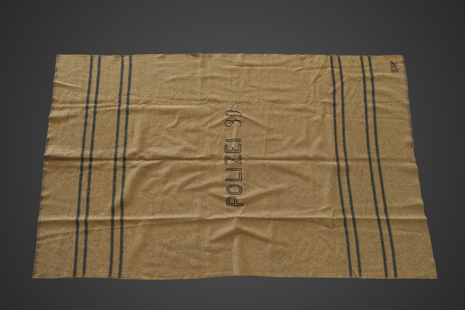 Couverture Polizei. German police blanket.: Couverture Polizei. En drap marron. Marquage brode Polizei 39 et CFK. A noter une certaine usure et patine de la piece, ainsi que quelques traces de mite. Etat II+. Polizei blanket Brown wool blanket,